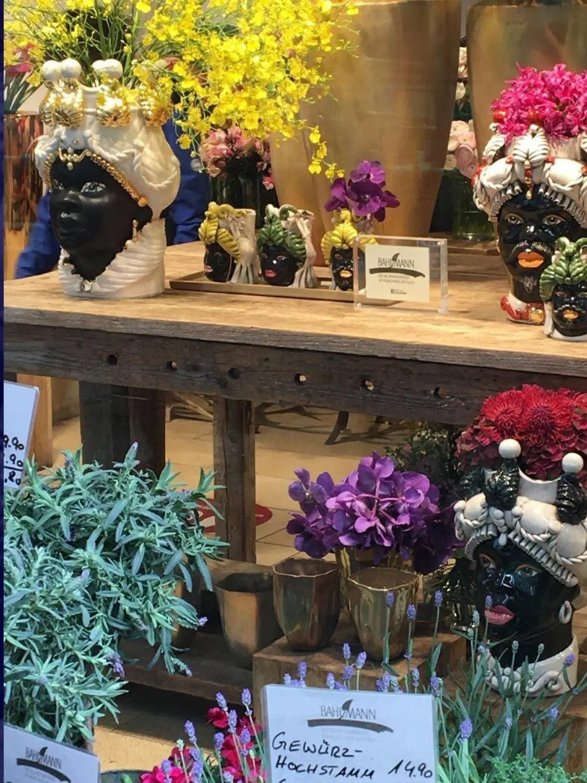 Rassistische Blumenvasen in Münchner Blumenladen