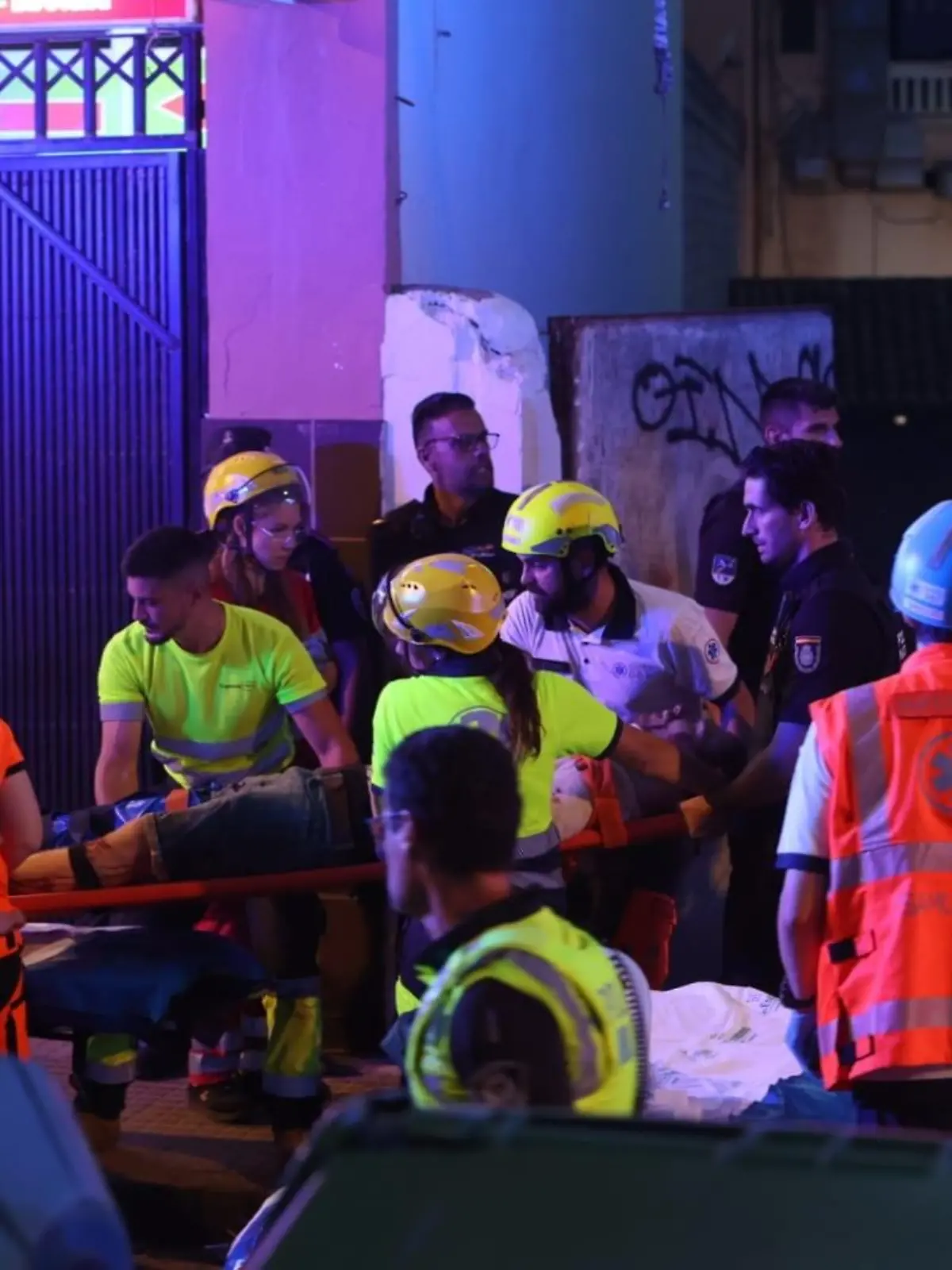 23.05.2024, Spanien, Palma de Mallorca: Rettungsdienste sind nach dem Einsturz eines Gebäudes am Strand von Palma im Einsatz. Mindestens zwei Menschen sollen am Donnerstag beim Einsturz ums Leben gekommen sein. Foto: Isaac Buj/EUROPA PRESS/dpa +++ dpa-Bildfunk +++