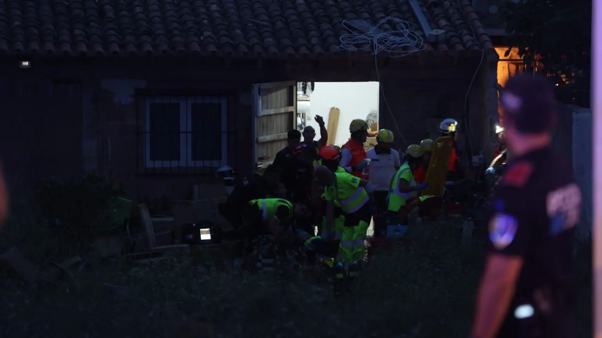 23.05.2024, Spanien, Palma de Mallorca: Rettungsdienste evakuieren Verletzte nach dem Einsturz eines Gebäudes am Strand von Palma. Foto: Isaac Buj/EUROPA PRESS/dpa +++ dpa-Bildfunk +++