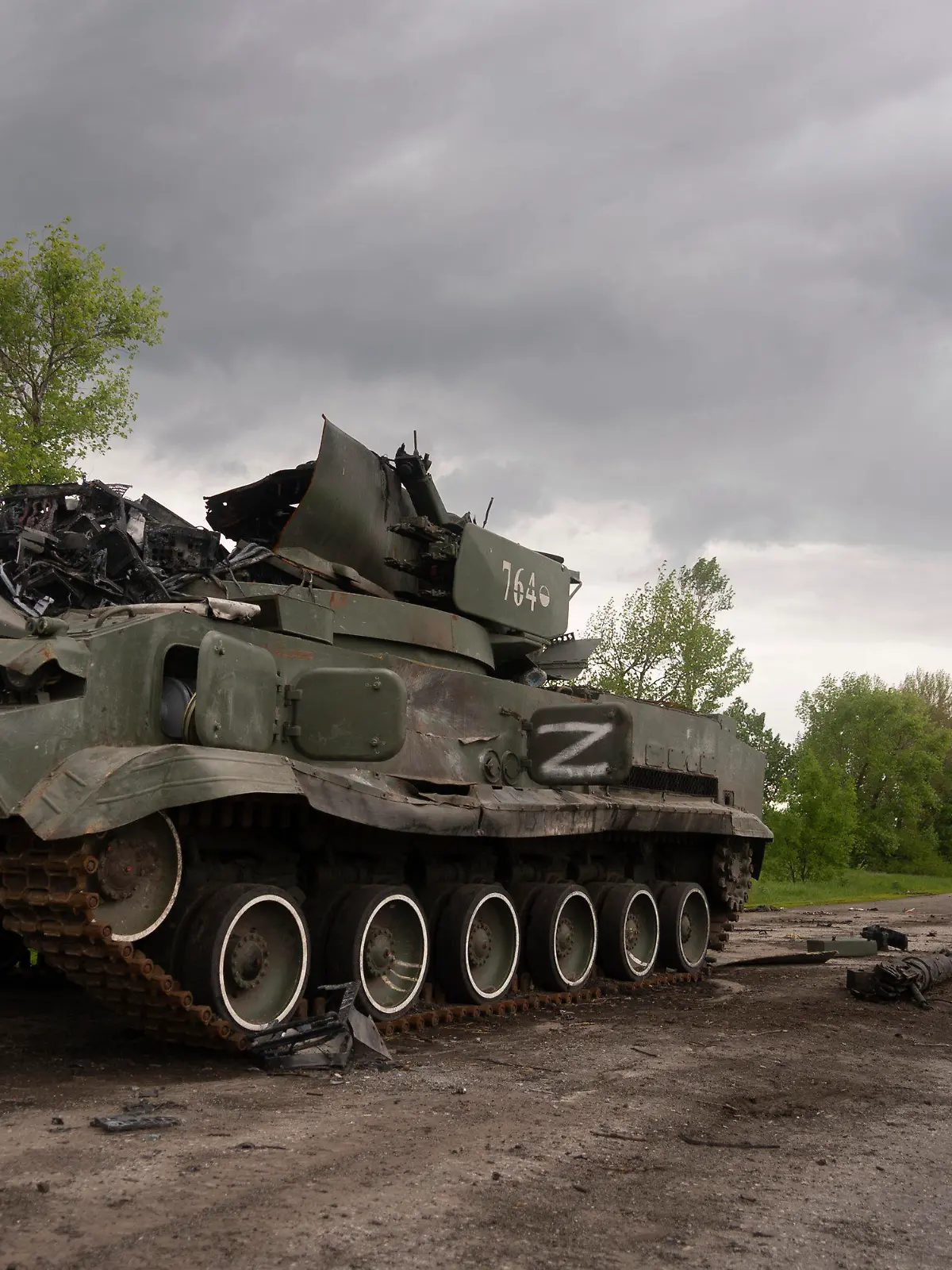 15.05.2022, Ukraine, Charkiw: Ein ukrainischer Soldat geht an einem zerstörten russischen APC Panzer in der Nähe von Kutusiwka, nördlich von Charkiw, im Osten der Ukraine, vorbei. Foto: Mstyslav Chernov/AP/dpa +++ dpa-Bildfunk +++