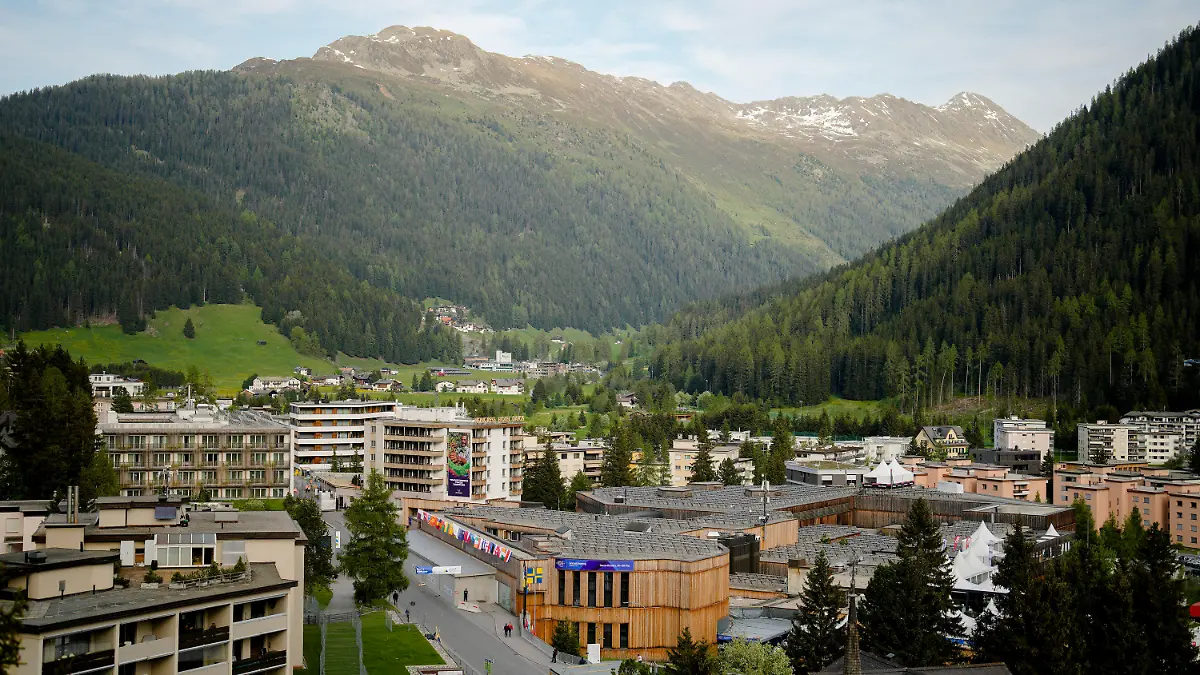 People walk in front of the Davos Congress Center, where the World Economic Forum will take place, on the eve of the event in Davos, Switzerland, Saturday, Jan. 21, 2022. The annual meeting of the World Economic Forum is taking place in Davos from May. 22 until May. 26, 2020. (AP Photo/Markus Schreiber)