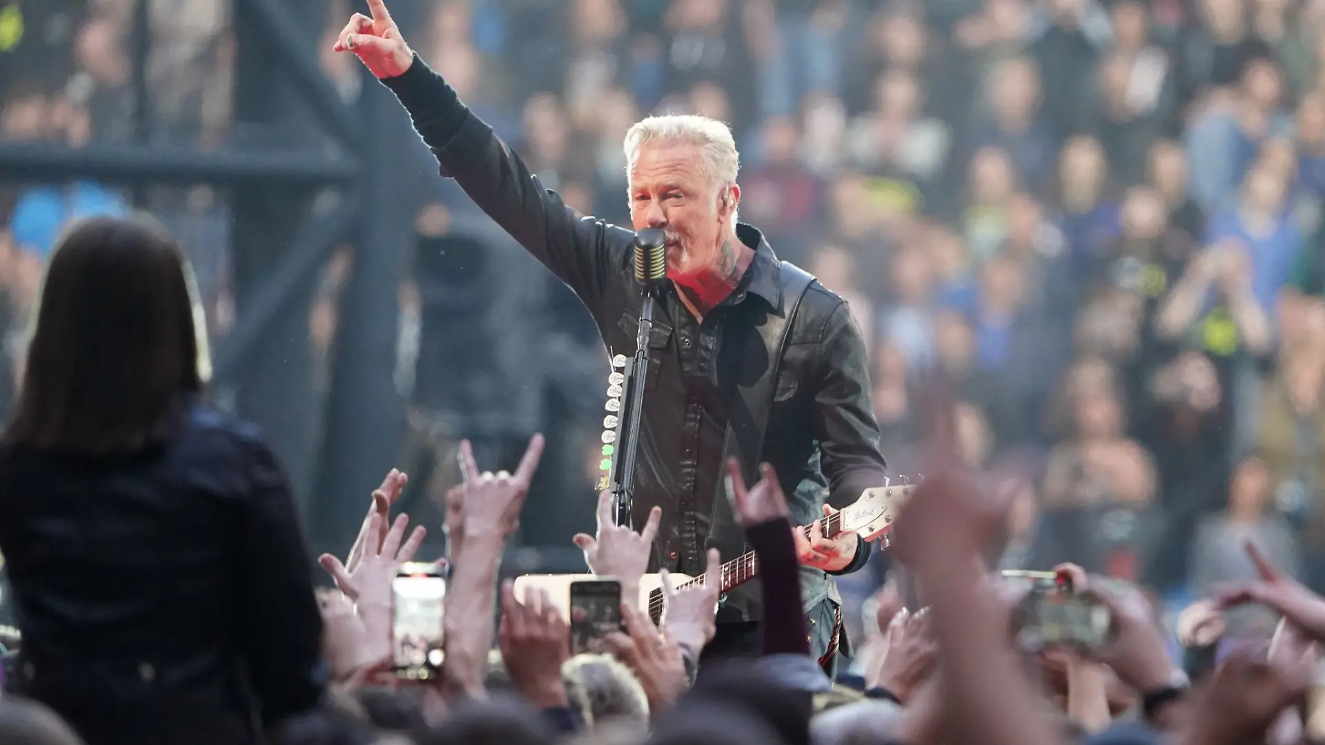Sänger James Hetfield auf der Bühne.