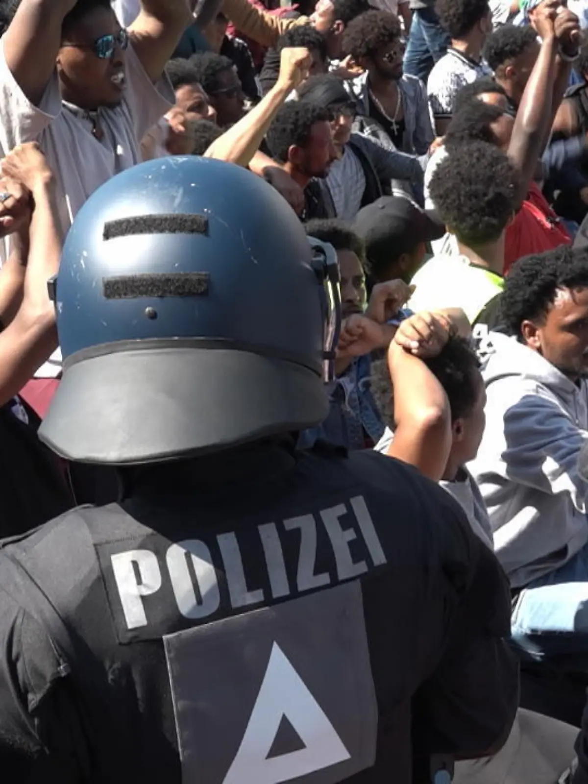 In Gießen herrschte am Samstag Ausnahmezustand! Gegner eines eritreischen Festivals bewarfen Polizeibeamte mit Steinen und Flaschen, zündeten Rauchbomben und verletzten so 28 Einsatzkräfte. Im Video klären wir, wie es überhaupt erst so weit kommen konnte.