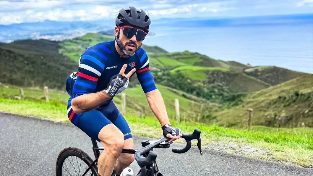 Simon Fourcade stürzt mit seinem Fahrrad bei einer Geschwindigkeit von 40 km/h.