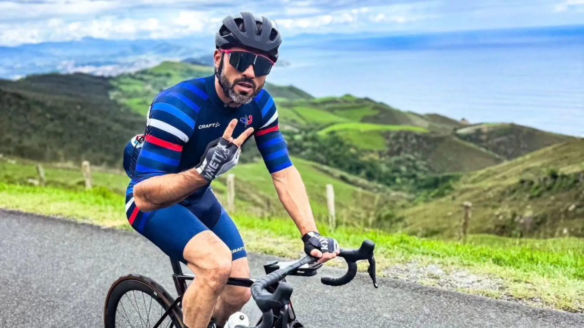 Simon Fourcade stürzt mit seinem Fahrrad bei einer Geschwindigkeit von 40 km/h.