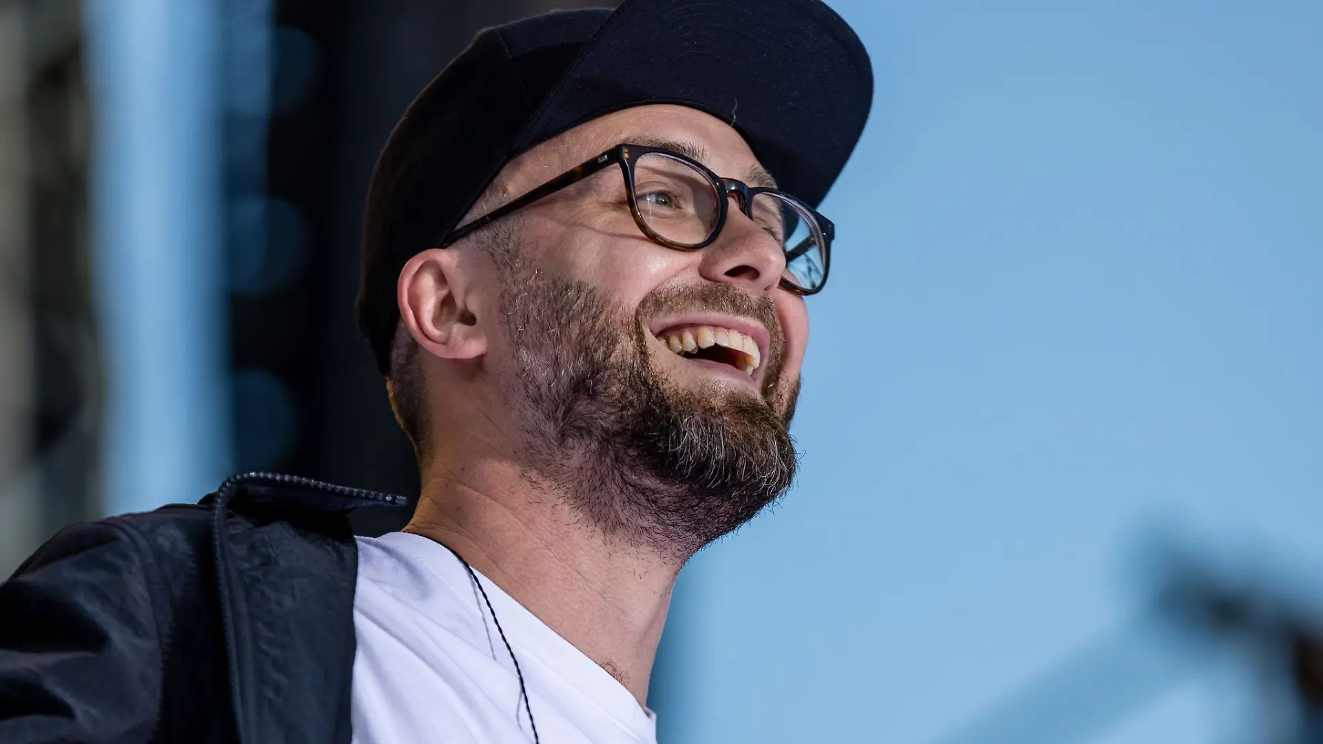 Der Sänger Mark Forster steht bei einem Konzert innerhalb seiner "Open Air Tour 2022" auf der Bühne im Spreeauenpark.