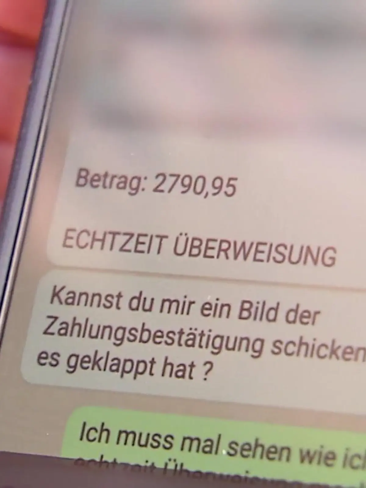 Die Nachrichten beginnen oft gleich: „Hallo Mama oder Hallo Papa! Ich habe mein Handy verloren, deshalb habe ich jetzt eine neue Nummer.“ Anschließend wird eine Überweisung gefordert, weil eine Rechnung bezahlt werden muss. Betrüger treiben auf WhatsApp immer wieder ihr Unwesen. Hunderte Menschen fallen drauf rein. Heute stand ein mutmaßlicher Betrüger in Düsseldorf vor Gericht.