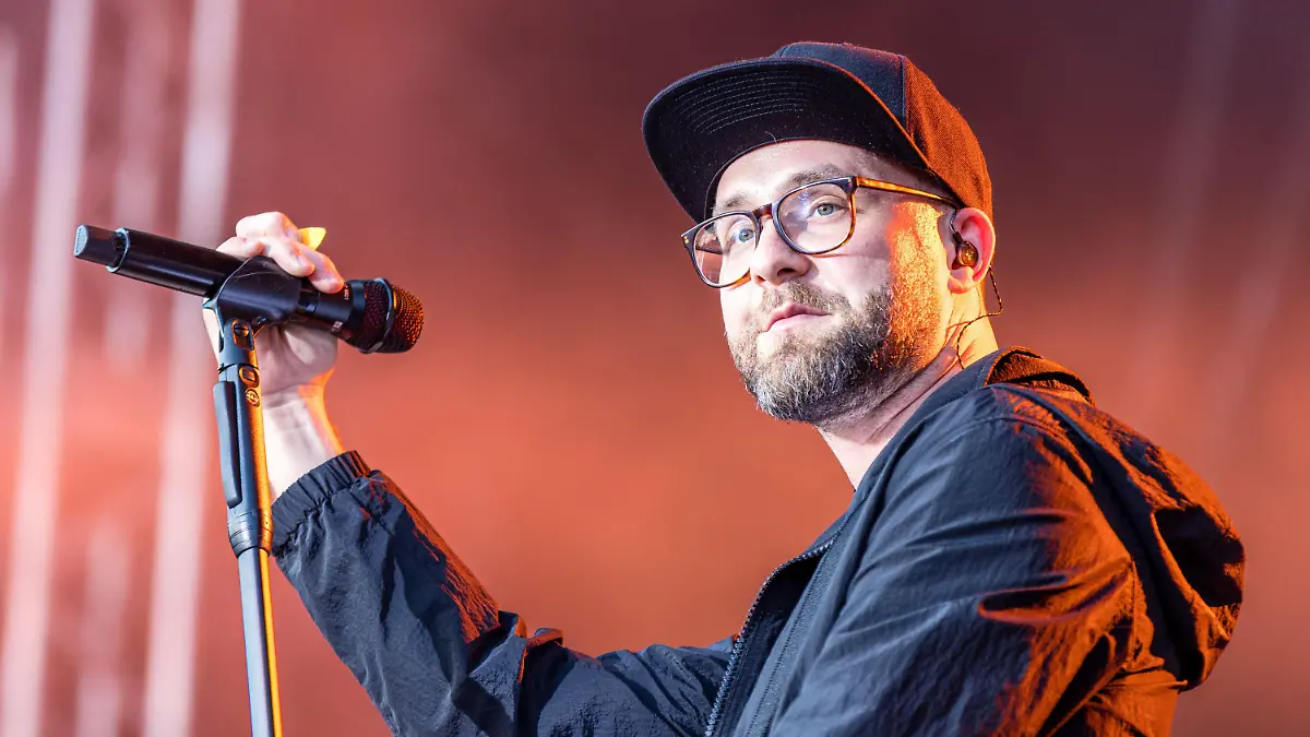 ARCHIV - 16.07.2022, Brandenburg, Cottbus: Der Sänger Mark Forster steht bei einem Konzert innerhalb seiner "Open Air Tour 2022" auf der Bühne im Spreeauenpark. Sein neues Album «Supervision» erscheint am 20. Oktober 2023 bei Four Music. (zu dpa: «Nach Absage von Forster-Konzert: Polizei rückt aus kuriosem Grund aus») Foto: Frank Hammerschmidt/dpa +++ dpa-Bildfunk +++