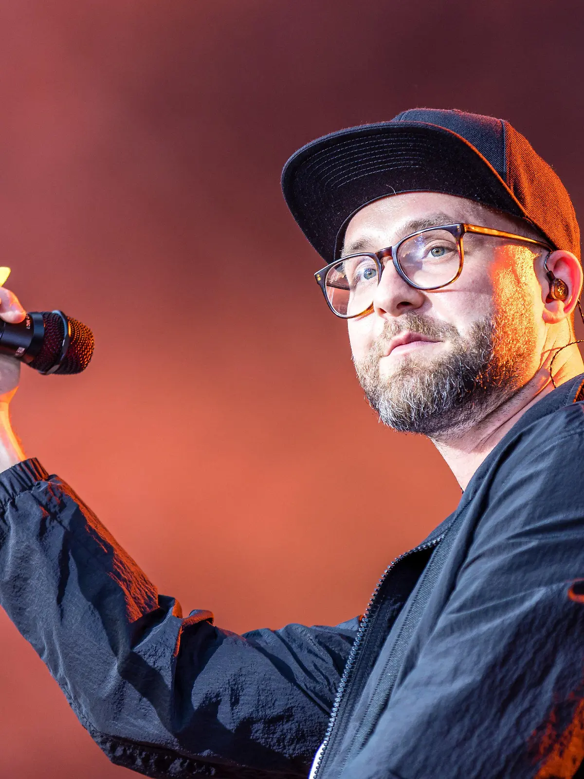 ARCHIV - 16.07.2022, Brandenburg, Cottbus: Der Sänger Mark Forster steht bei einem Konzert innerhalb seiner "Open Air Tour 2022" auf der Bühne im Spreeauenpark. Sein neues Album «Supervision» erscheint am 20. Oktober 2023 bei Four Music. (zu dpa: «Nach Absage von Forster-Konzert: Polizei rückt aus kuriosem Grund aus») Foto: Frank Hammerschmidt/dpa +++ dpa-Bildfunk +++