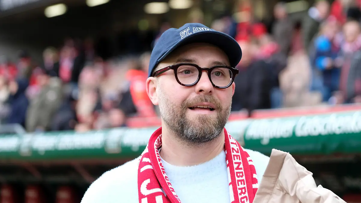 Fussball - 2. Bundesliga - Saison 2023/24 Kaiserslautern - Fritz-Walter-Stadion 09.12.2023 1. FC Kaiserslautern fck - Hertha BSC Berlinb FCK-Edelfan Mark FORSTER Fussball - 2. Bundesliga - 1. FC Kaiserslautern *** Soccer 2 Bundesliga Season 2023 24 Kaiserslautern Fritz Walter Stadion 09 12 2023 1 FC Kaiserslautern fck Hertha BSC Berlin b FCK Edelfan Mark FORSTER Soccer 2 Bundesliga 1 FC Kaiserslautern