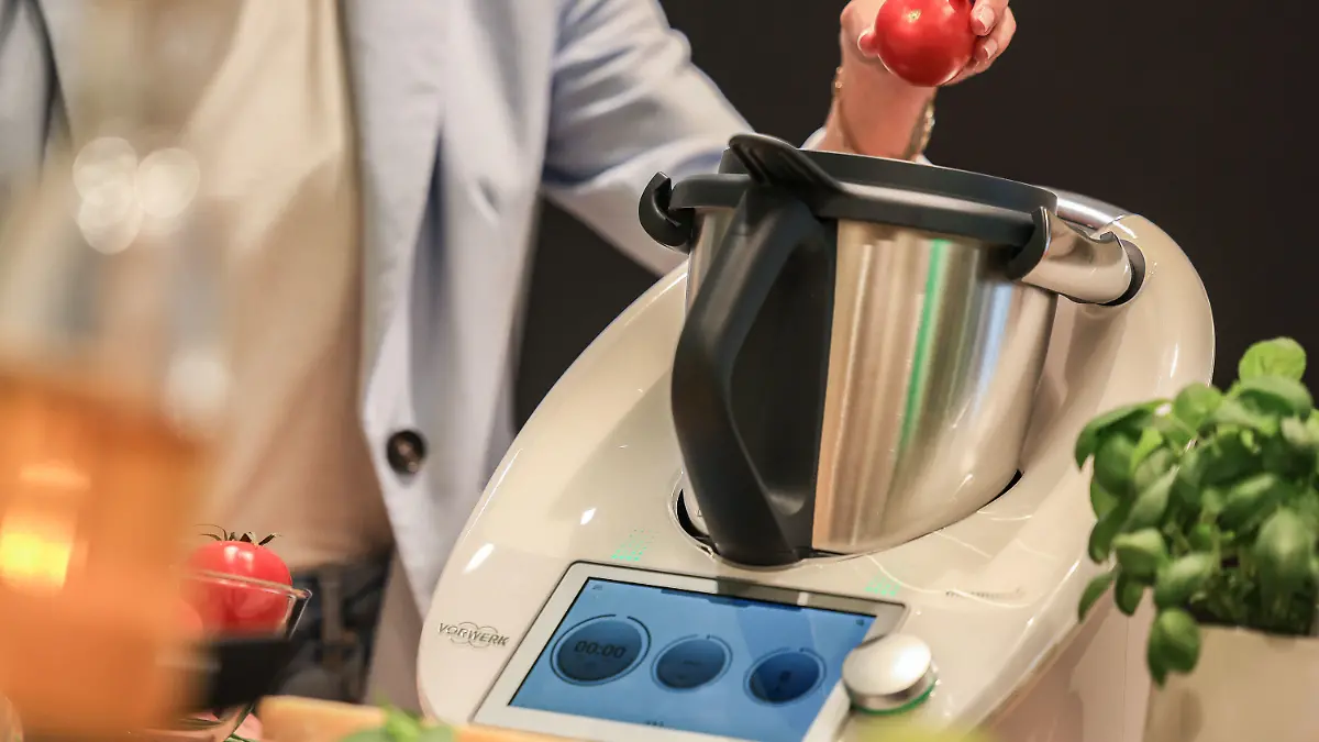 ARCHIV - 25.04.2023, Nordrhein-Westfalen, Köln: Ein Vorwerk Thermomix TM6 wird in einem Vorwerk-Kochstudio befüllt. Die Sparsamkeit der Verbraucher hat im vergangenen Jahr erneut auf die Geschäfte des Thermomix-Herstellers Vorwerk gedrückt. (zu dpa: «Vorwerk verkauft das zweite Jahr in Folge weniger Thermomix-Geräte») Foto: Oliver Berg/dpa +++ dpa-Bildfunk +++