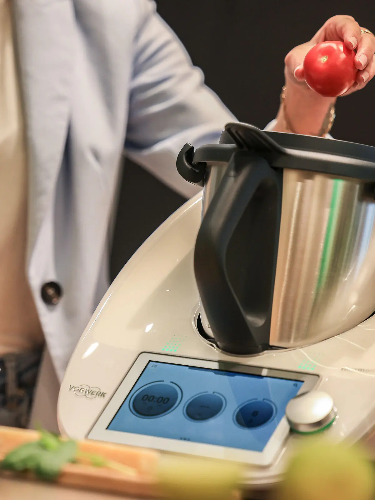 ARCHIV - 25.04.2023, Nordrhein-Westfalen, Köln: Ein Vorwerk Thermomix TM6 wird in einem Vorwerk-Kochstudio befüllt. Die Sparsamkeit der Verbraucher hat im vergangenen Jahr erneut auf die Geschäfte des Thermomix-Herstellers Vorwerk gedrückt. (zu dpa: «Vorwerk verkauft das zweite Jahr in Folge weniger Thermomix-Geräte») Foto: Oliver Berg/dpa +++ dpa-Bildfunk +++
