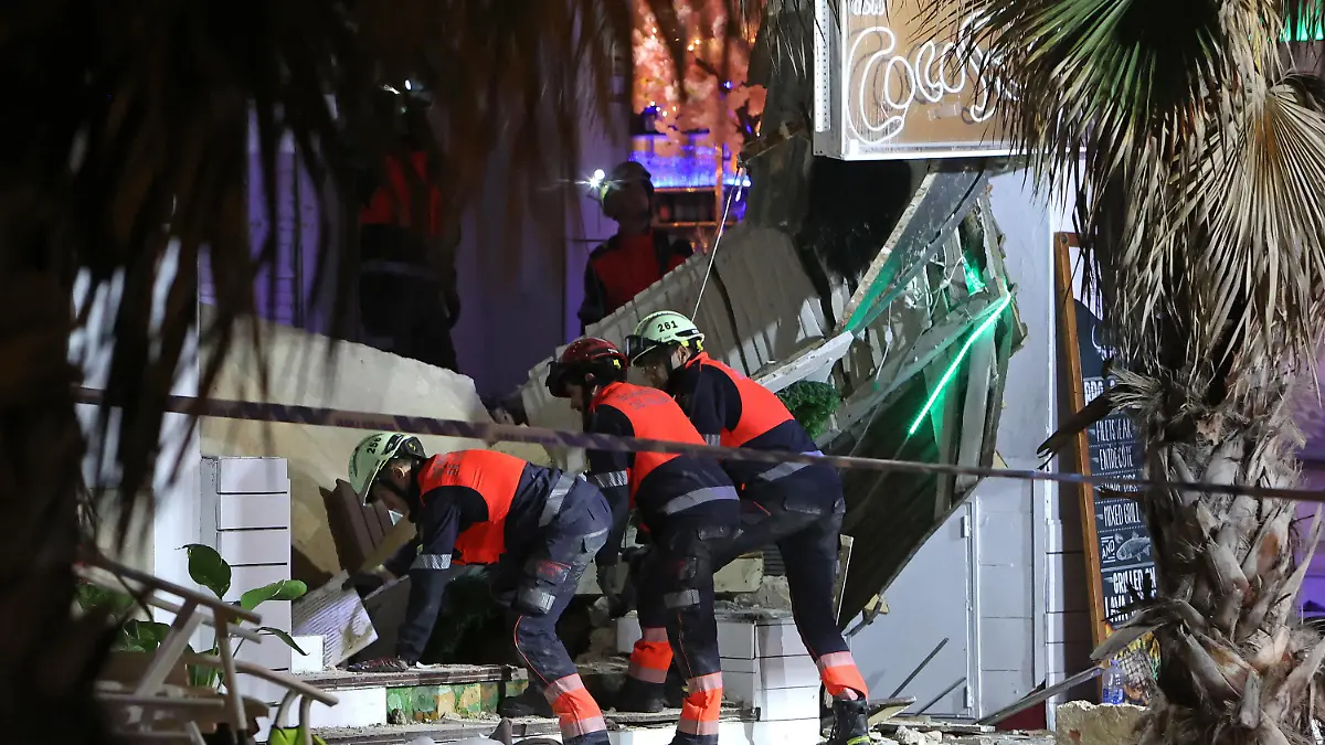 dpatopbilder - 23.05.2024, Spanien, Palma de Mallorca: Rettungskräfte durchsuchen die Trümmer eines eingestürzten Gebäudes. Beim Einsturz eines voll besetzten Restaurants an der Playa de Palma auf Mallorca sind am Donnerstagabend mindestens vier Menschen ums Leben gekommen. Recrop. Foto: Isaac Buj/EUROPA PRESS/dpa +++ dpa-Bildfunk +++