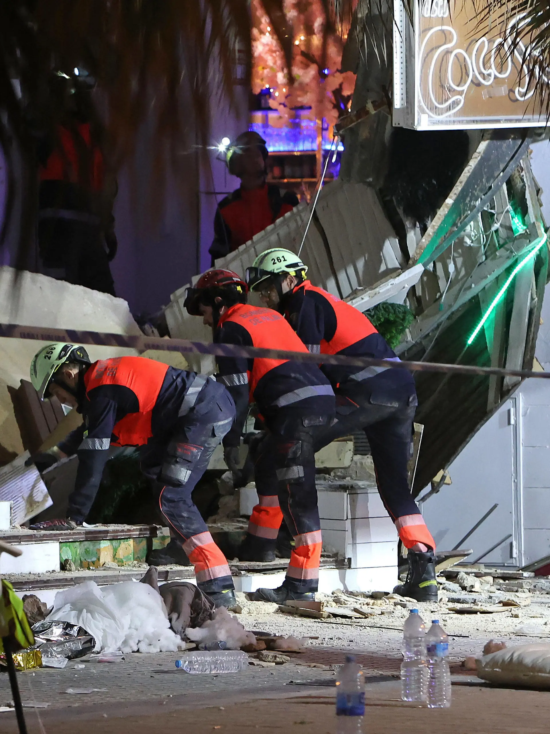 dpatopbilder - 23.05.2024, Spanien, Palma de Mallorca: Rettungskräfte durchsuchen die Trümmer eines eingestürzten Gebäudes. Beim Einsturz eines voll besetzten Restaurants an der Playa de Palma auf Mallorca sind am Donnerstagabend mindestens vier Menschen ums Leben gekommen. Recrop. Foto: Isaac Buj/EUROPA PRESS/dpa +++ dpa-Bildfunk +++