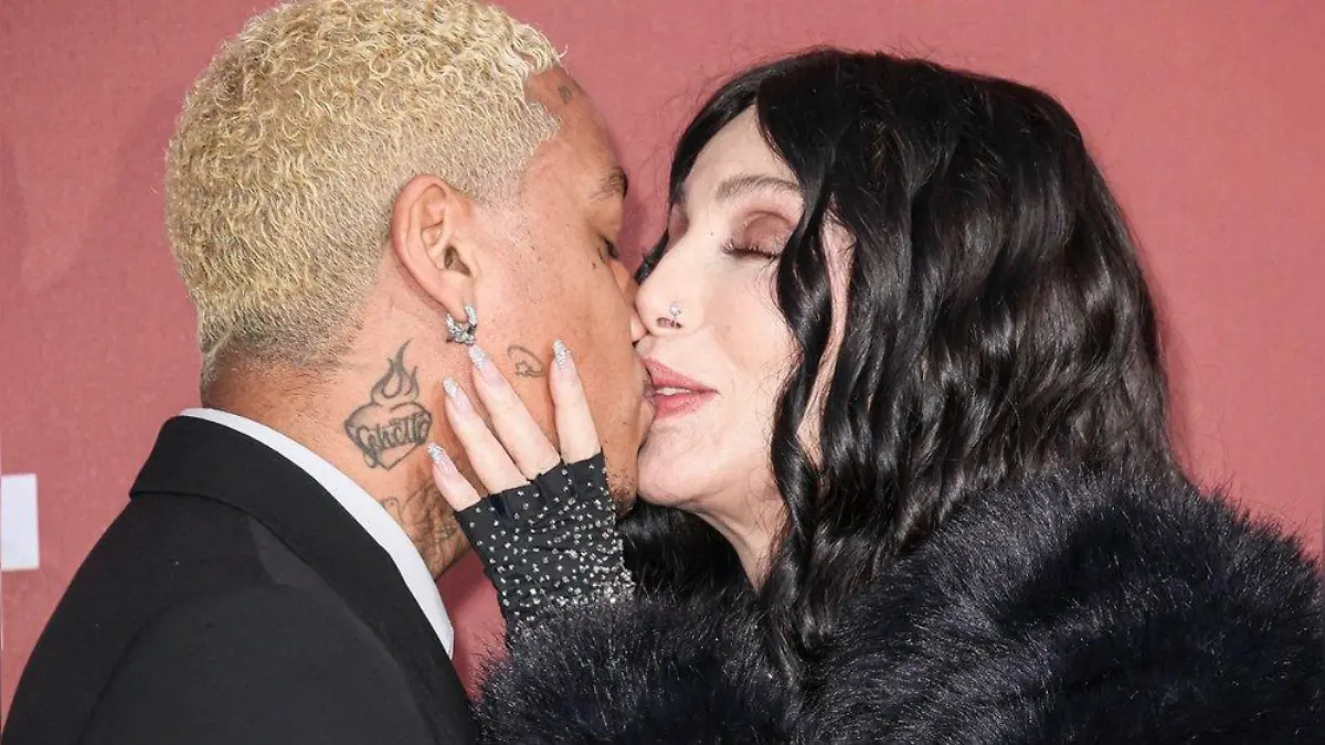 Cher knutscht mit ihrem 40 Jahre jüngeren Freund auf dem roten Teppich