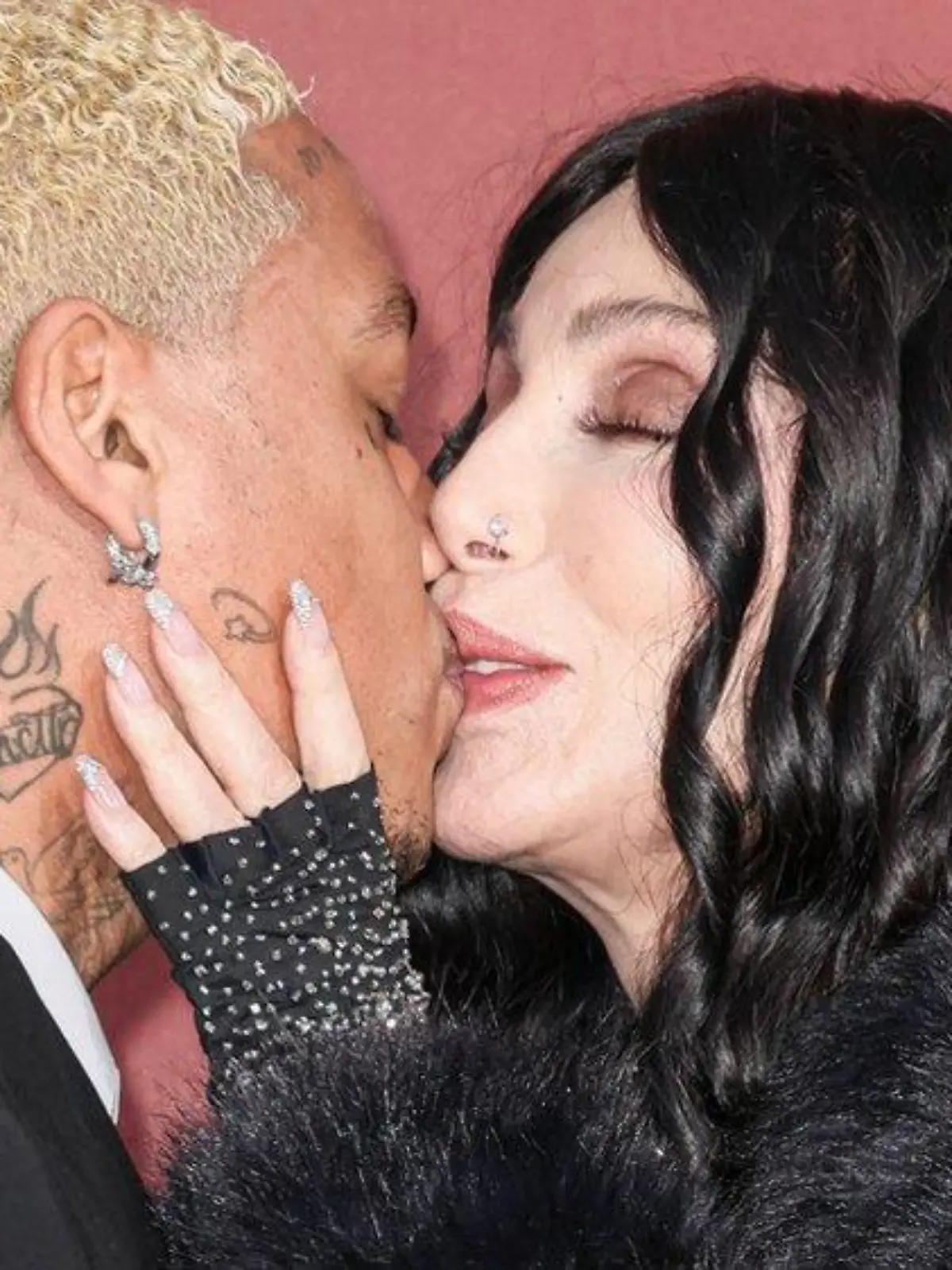 Cher knutscht mit ihrem 40 Jahre jüngeren Freund auf dem roten Teppich