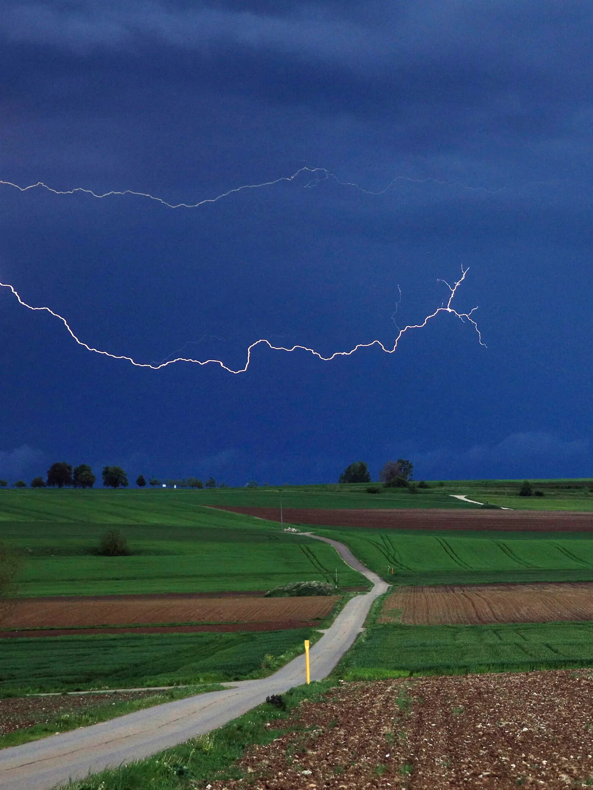 Eine Gewitterzelle mit Blitz und Donner baut sich über Kirchheim am Ries auf. Der Deutsche Wetterdienst kündigte Unwetter für Teile Baden-Württembergs an.