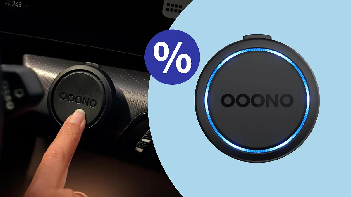 Der Ooono Co-Driver NO2 am Armaturenbrett und auf der rechten Seite vor hellblauen Hintergrund.