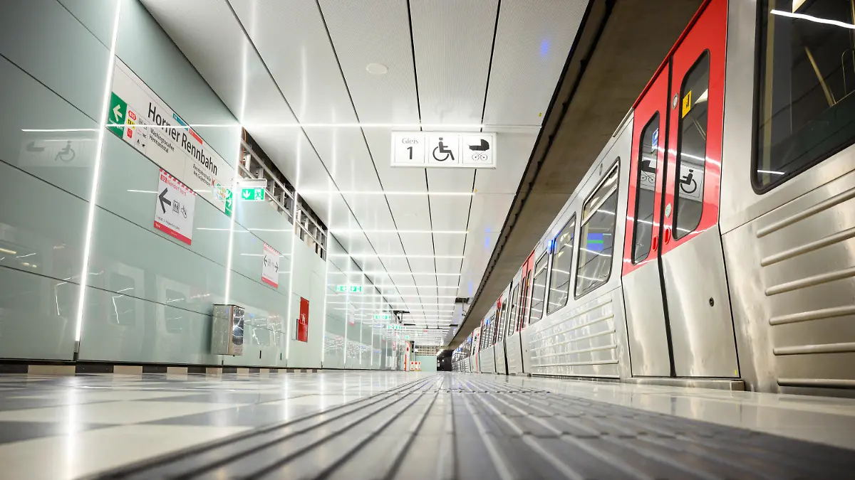 03.05.2023, Hamburg: Ein U-Bahnwagen der Baureihe DT 5 der Hamburger Hochbahn steht auf dem neu gebauten U2/U4-Bahnsteig der U-Bahnstation Horner Rennbahn. Die Hamburger Hochbahn hat die Inbetriebnahme des ersten Teils der umgebauten U-Bahn-Haltestelle Horner Rennbahn gefeiert. Die bisherigen U-Bahnsteige der Horner Rennbahn werden künftig saniert und für den Verkehr stadteinwärts benutzt. Foto: Gregor Fischer/dpa +++ dpa-Bildfunk +++