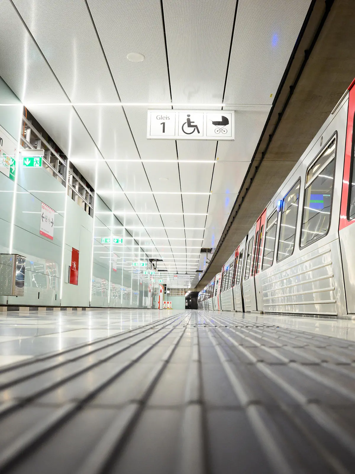 03.05.2023, Hamburg: Ein U-Bahnwagen der Baureihe DT 5 der Hamburger Hochbahn steht auf dem neu gebauten U2/U4-Bahnsteig der U-Bahnstation Horner Rennbahn. Die Hamburger Hochbahn hat die Inbetriebnahme des ersten Teils der umgebauten U-Bahn-Haltestelle Horner Rennbahn gefeiert. Die bisherigen U-Bahnsteige der Horner Rennbahn werden künftig saniert und für den Verkehr stadteinwärts benutzt. Foto: Gregor Fischer/dpa +++ dpa-Bildfunk +++