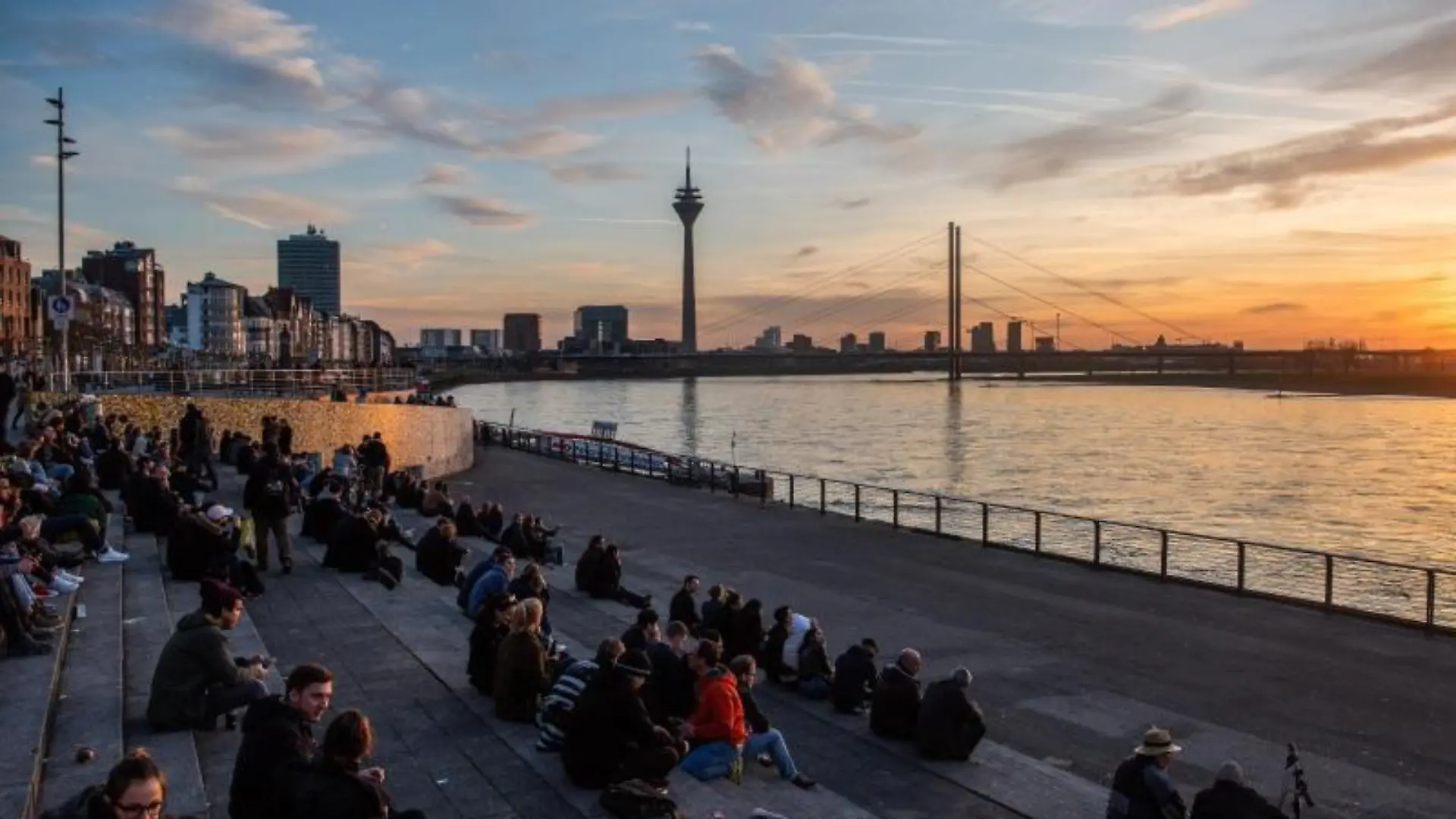Sonnenuntergang am Rhein in Düsseldorf