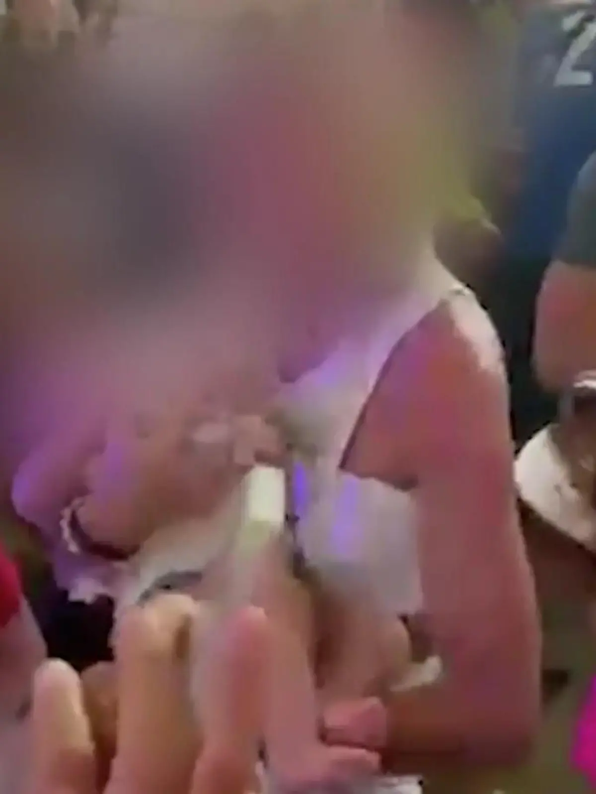 Eine Mutter mit Baby im Bierkönig! Muss das wirklich sein? Als Ex-FC-Profi Denis Epstein die Frau in der Partymeute entdeckt, ist er geschockt. Auch Ballermann-Sänger Jürgen Milski hat die Frau kritisiert. Die Bilder der Frau, die ihr Kind im Bierkönig die Flasche gibt, sehen Sie im Video.