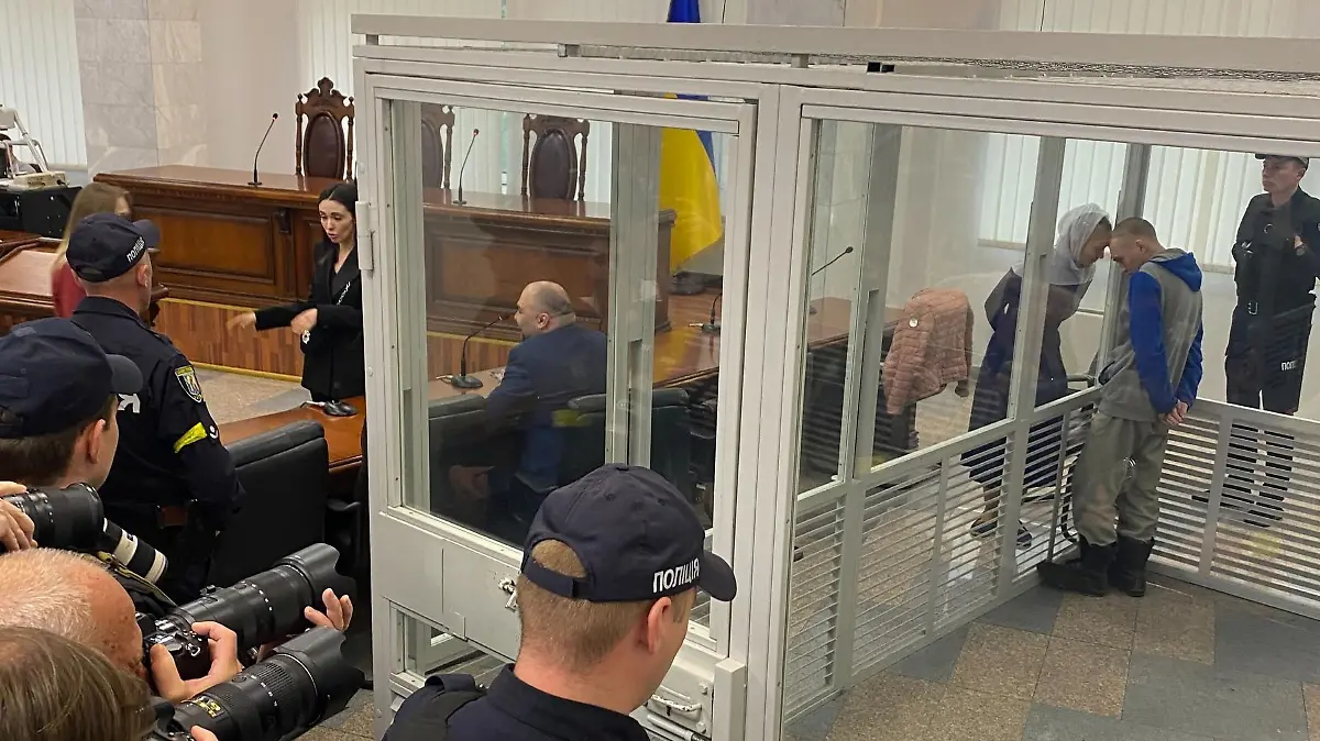 Urteil gefällt: Der 21-jährige russische Soldat (hier mit Dolmetscherin) muss wegen Mordes an einem ukrainischen Zivilisten lebenslang in Haft.