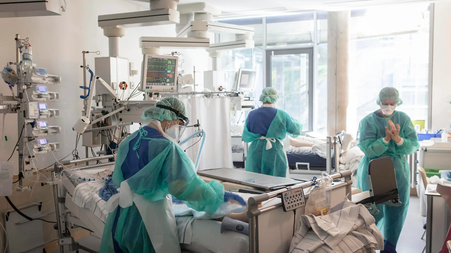 Behandlung eines Patienten auf Intensivstation für Covid-Patienten, Krankenhaus Agatharied, Agatharied, Bayern, Deutschland, Europa *** Treatment of a patient in intensive care unit for Covid patients, Hospital Agatharied, Agatharied, Bavaria, Germany, Europe Copyright: imageBROKER/FlorianxBachmeier iblfba05909022.jpg Bitte beachten Sie die gesetzlichen Bestimmungen des deutschen Urheberrechtes hinsichtlich der Namensnennung des Fotografen im direkten Umfeld der Veröffentlichung!