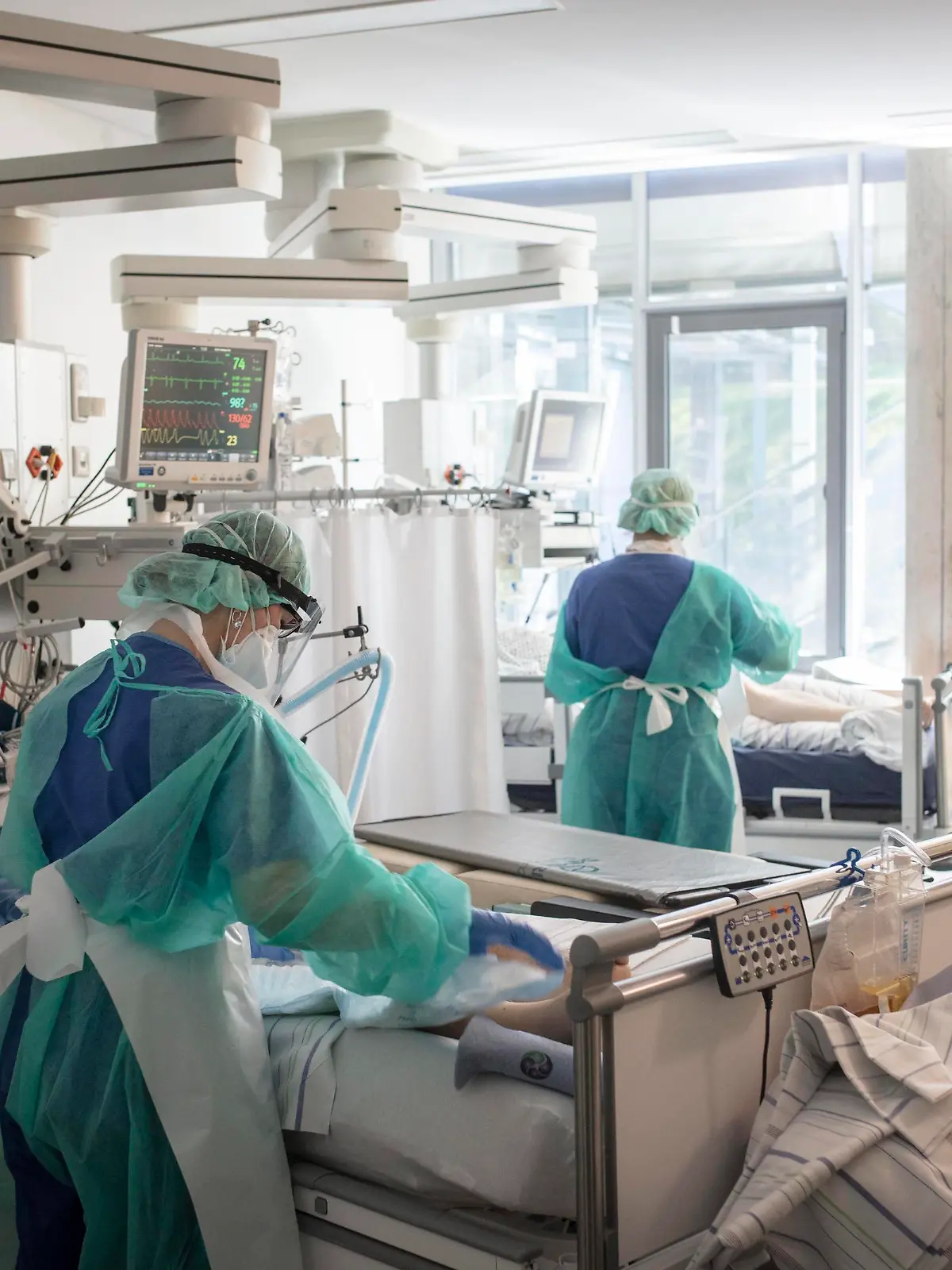 Behandlung eines Patienten auf Intensivstation für Covid-Patienten, Krankenhaus Agatharied, Agatharied, Bayern, Deutschland, Europa *** Treatment of a patient in intensive care unit for Covid patients, Hospital Agatharied, Agatharied, Bavaria, Germany, Europe Copyright: imageBROKER/FlorianxBachmeier iblfba05909022.jpg Bitte beachten Sie die gesetzlichen Bestimmungen des deutschen Urheberrechtes hinsichtlich der Namensnennung des Fotografen im direkten Umfeld der Veröffentlichung!