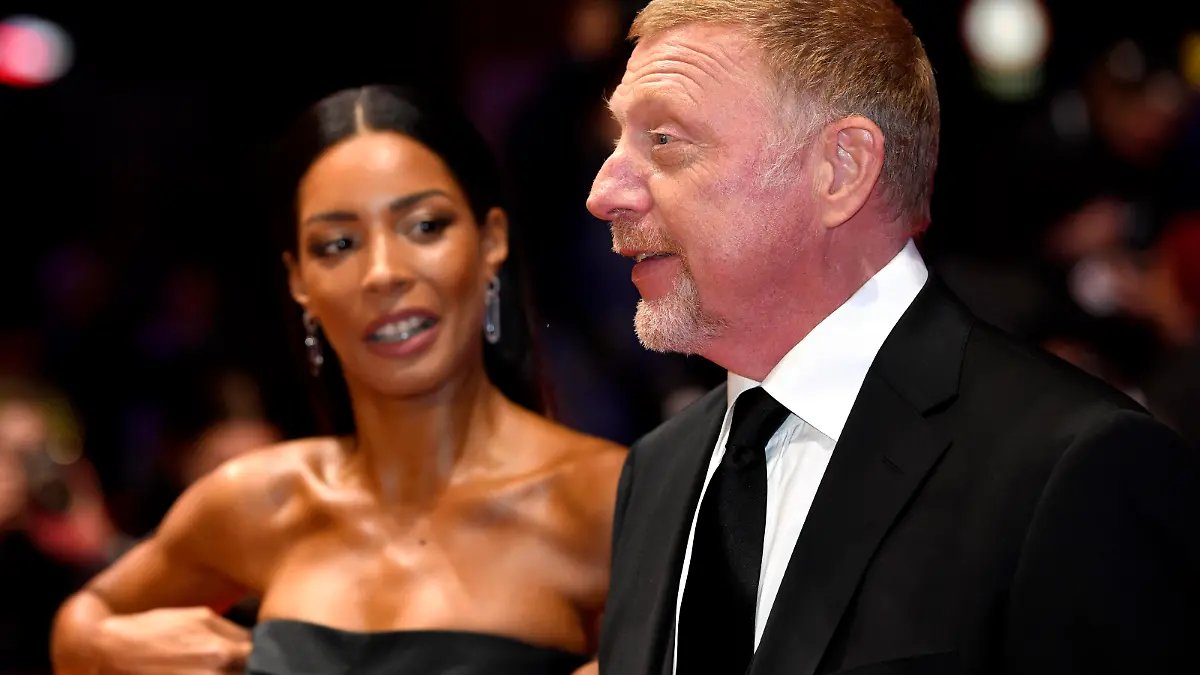 Boris Becker mit Partnerin Lilian de Carvalho Monteiro beim Red Carpet Photocall zum Dokumentarfilm Boom Boom The World vs. Boris Becker auf der Berlinale 2023 / 73. Internationale Filmfestspiele Berlin vor dem Berlinale Palast. Berlin, 19.02.2023 *** Boris Becker with partner Lilian de Carvalho Monteiro at the Red Carpet Photocall for the documentary Boom Boom The World vs Boris Becker at the Berlinale 2023 73 Berlin International Film Festival in front of the Berlinale Palast Berlin, 19 02 2023 Foto:xC.xNiehausx/xFuturexImage