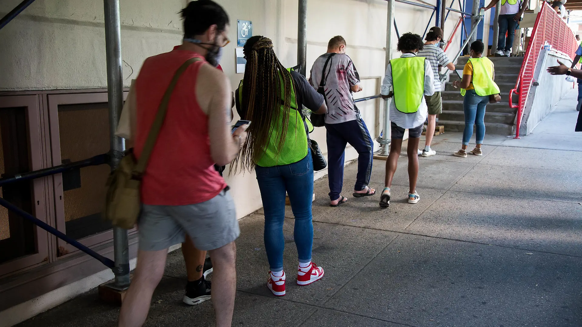 30.07.2022, USA, New York: Menschen stehen in einer Schlange vor einer Affenpocken-Impfstelle im Stadtbezirk Brooklyn. Die New Yorker Gouverneurin Hochul hat am wegen der zunehmenden Fälle von Affenpocken im Bundesstaat den Katastrophenzustand ausgerufen. Erstmals sind in Europa Todesfälle nach einer Affenpocken-Infektion bekannt geworden. Foto: Michael Nagle/XinHua/dpa +++ dpa-Bildfunk +++