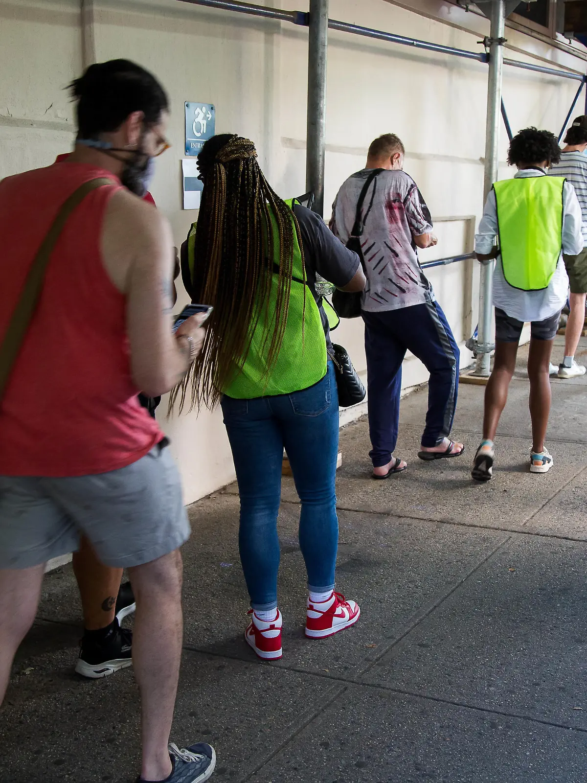30.07.2022, USA, New York: Menschen stehen in einer Schlange vor einer Affenpocken-Impfstelle im Stadtbezirk Brooklyn. Die New Yorker Gouverneurin Hochul hat am wegen der zunehmenden Fälle von Affenpocken im Bundesstaat den Katastrophenzustand ausgerufen. Erstmals sind in Europa Todesfälle nach einer Affenpocken-Infektion bekannt geworden. Foto: Michael Nagle/XinHua/dpa +++ dpa-Bildfunk +++