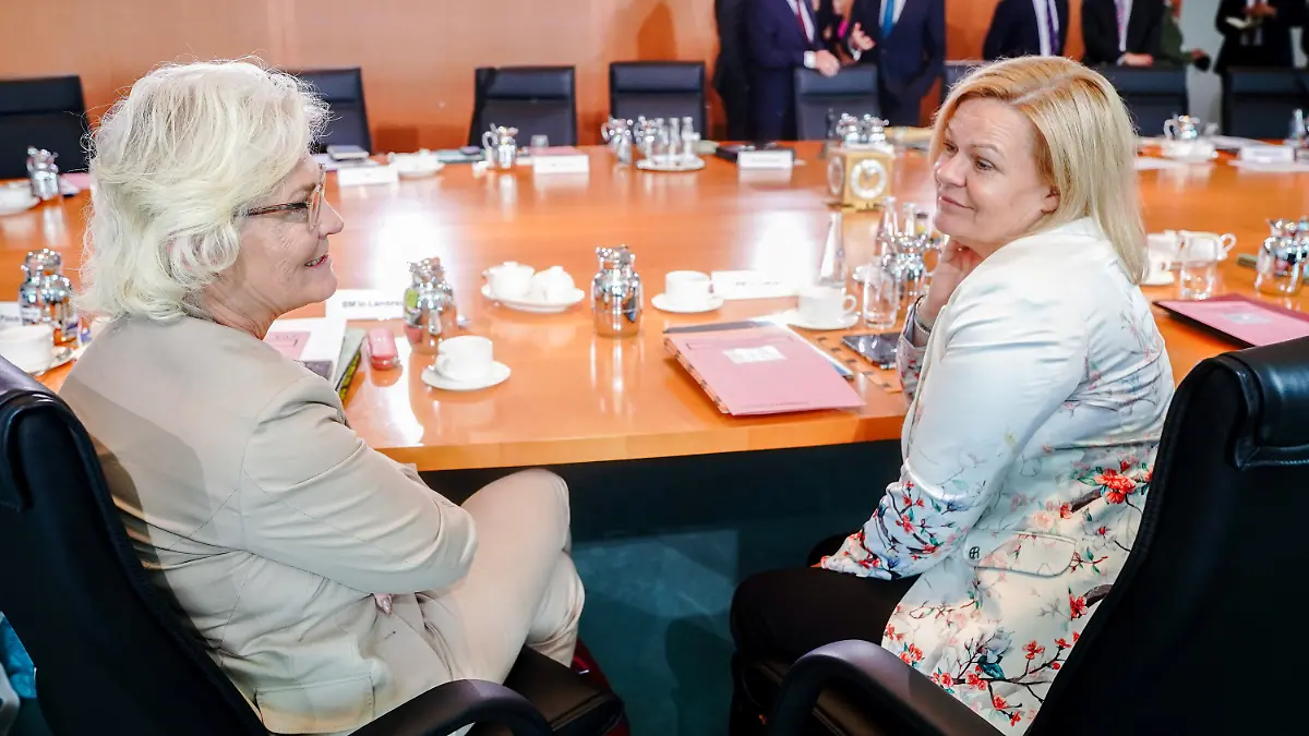 ARCHIV - 18.05.2022, Berlin: Christine Lambrecht (SPD), Bundesministerin der Verteidigung, und Nancy Faeser (r, SPD), Bundesministerin für Inneres und Heimat, nehmen an der Sitzung des Bundeskabinetts im Bundeskanzleramt teil. (zu dpa "Lambrecht rechnet mit Spitzenkandidatur von Faeser in Hessen") Foto: Kay Nietfeld/dpa +++ dpa-Bildfunk +++