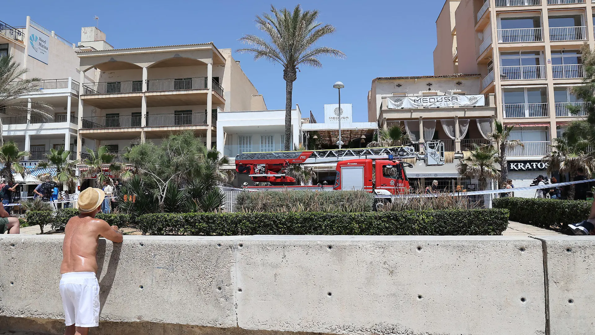 24.05.2024, Spanien, Mallorca: Mehrere Personen stehen am Ort des Gebäudeeinsturzes. Beim Einsturz eines voll besetzten Restaurants an der Playa de Palma auf Mallorca sind zwei deutsche Frauen und zwei weitere Menschen ums Leben gekommen. Foto: Isaac Buj/EUROPA PRESS/dpa +++ dpa-Bildfunk +++