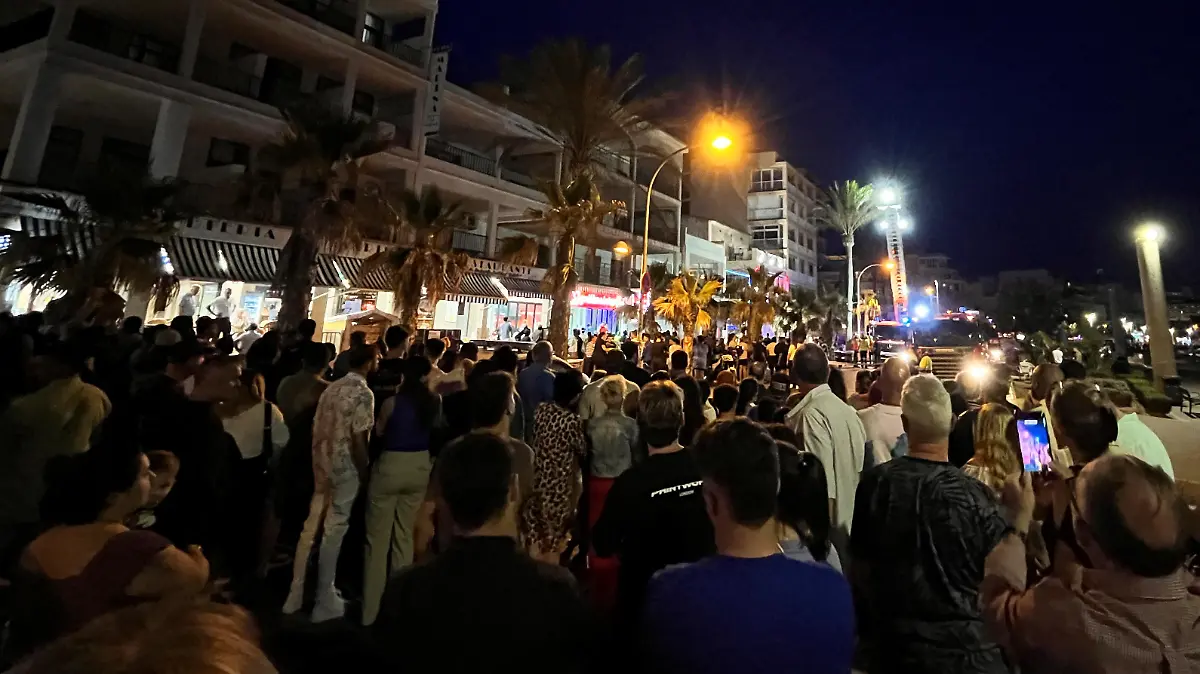 Neighbours look at medical services caring for injured people after the deadly collapse of the Medusa Beach Club in Palma de Mallorca, in the Balearic Islands, Spain, May 23, 2024. REUTERS/Javi Martinez