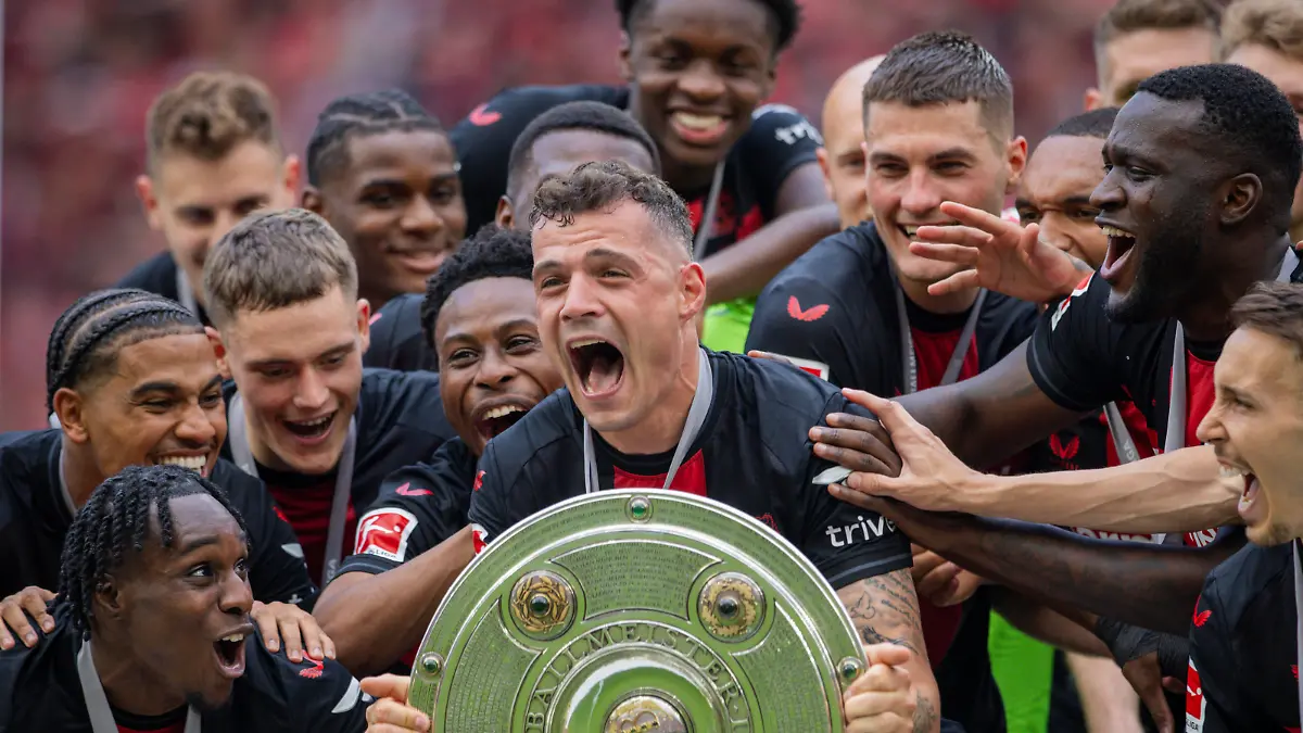Leverkusen, Germany. 18th Mai 2024. Granit Xhaka Leverkusen mit Meisterschale,Jeremie Frimpong Leverkusen Amine Adli Leverkusen Florian Wirtz Leverkusen Nathan Tella Leverkusen Patrik Schick Leverkusen Victor Boniface Leverkusen Alejandro Grimaldo Leverkusen Bayer Leverkusen - FC Augsburg 18.05.2024 *** Leverkusen, Germany 18th May 2024 Granit Xhaka Leverkusen with championship trophy,Jeremie Frimpong Leverkusen Amine Adli Leverkusen Florian Wirtz Leverkusen Nathan Tella Leverkusen Patrik Schick Leverkusen Victor Boniface Leverkusen Alejandro Grimaldo Leverkusen Bayer Leverkusen FC Augsburg 18 05 2024