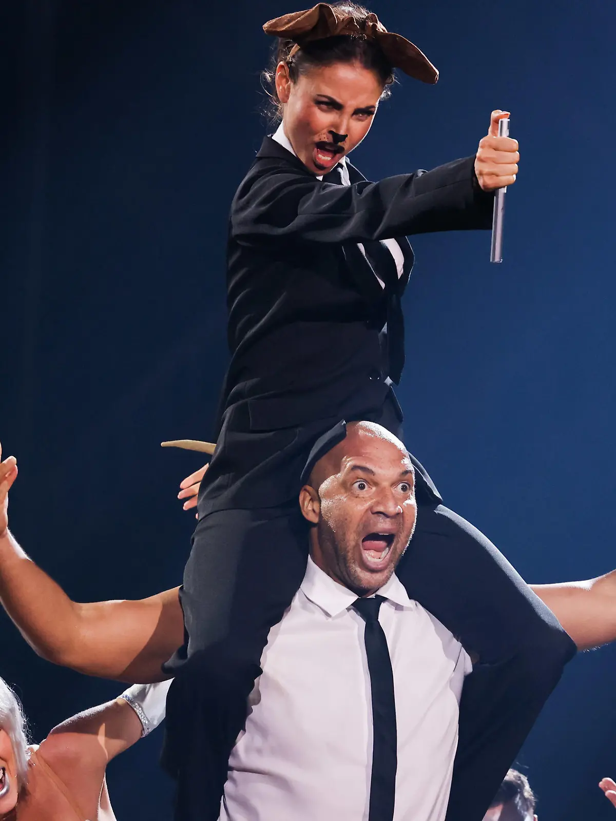 24.05.2024, Nordrhein-Westfalen, Köln: Der Finalist Detlef D! Soost, Coach, tanzt mit Ekaterina Leonova, Profitänzerin, im Finale der 17. Staffel der RTL-Tanzshow ·Let's Dance· im Coloneum um den Titel "Dancing Star 2024" den Freestyle mit dem Thema ·Men in Black· zu den Songs ·Men in Black·, ·Who Let The Dogs Out·, ·Back In Time· und ·I Will Survive·. Foto: Rolf Vennenbernd/dpa +++ dpa-Bildfunk +++