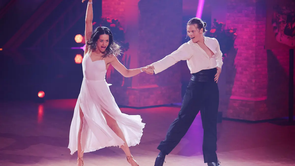 24.05.2024, Nordrhein-Westfalen, Köln: Der Finalist Gabriel Kelly, Sänger, tanzt mit Malika Dzumaev, Profitänzerin, im Finale der 17. Staffel der RTL-Tanzshow ·Let's Dance· im Coloneum um den Titel "Dancing Star 2024" den Freestyle mit dem Thema ·Romeo und Julia· zu den Songs ·Dance Of The Knights·, ·Lovefool·, ·I·m Kissing You· und ·Herrscher der Welt·. Foto: Rolf Vennenbernd/dpa +++ dpa-Bildfunk +++