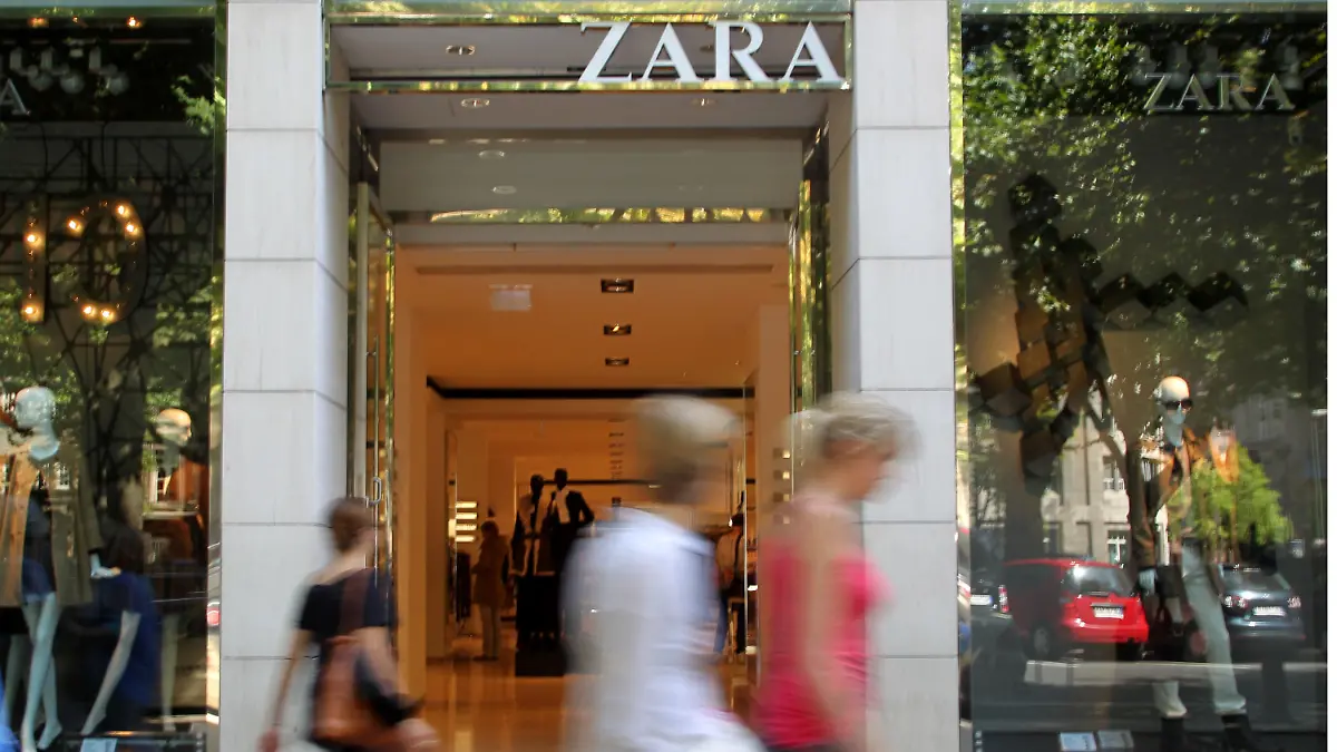 ARCHIV - 19.08.2010, Nordrhein-Westfalen, Düsseldorf: Passanten gehen auf der Königsallee an einer Filiale der Modekette «Zara» vorbei. (zu dpa "Kampf gegen Amazon: Zara-Mutter Inditex verdient überraschend mehr") Foto: Roland Weihrauch/dpa +++ dpa-Bildfunk +++