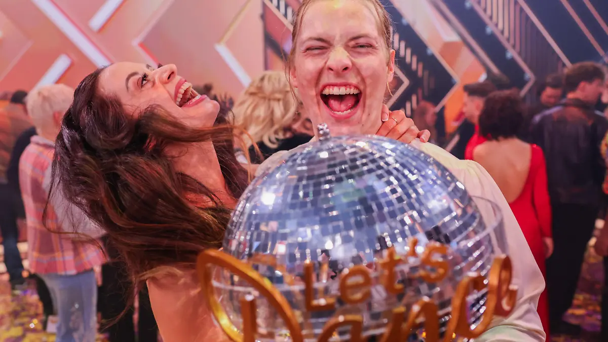 24.05.2024, Nordrhein-Westfalen, Köln: Der Finalist Gabriel Kelly, Sänger, freut sich mit Malika Dzumaev, Profitänzerin, im Finale der 17. Staffel der RTL-Tanzshow ·Let's Dance· im Coloneum mit dem Pokal über den Sieg und den Titel "Dancing Star 2024". Foto: Rolf Vennenbernd/dpa +++ dpa-Bildfunk +++
