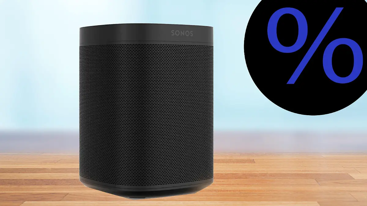 Sonos One steht auf einem Tisch.