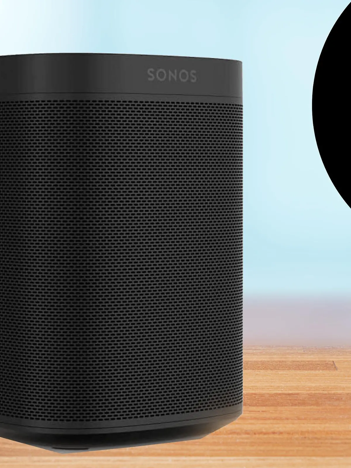 Sonos One steht auf einem Tisch.