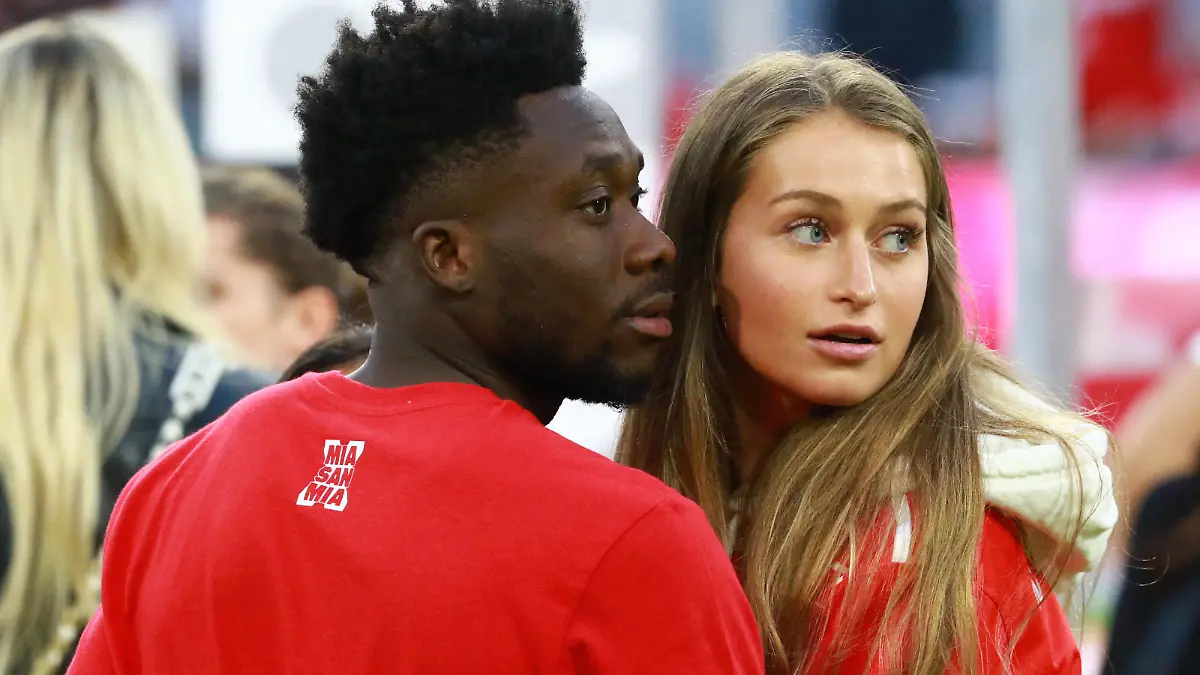 19 Alphonso Davies FCB Freundin Jordi Huitema, Jordyn Huitema, Feier auf dem Rasen, Deutscher Meister 2022 Fussball /1. BL / FC Bayern Muenchen - VfB Stuttgart / 08.05.2022 / Allianz Arena / FOTO: Mladen Lackovic / LakoPress *** 19 Alphonso Davies FCB girlfriend Jordi Huitema, Jordyn Huitema, celebration on the lawn, German champion 2022 Football 1 BL FC Bayern Muenchen VfB Stuttgart 08 05 2022 Allianz Arena PHOTO Mladen Lackovic LakoPress