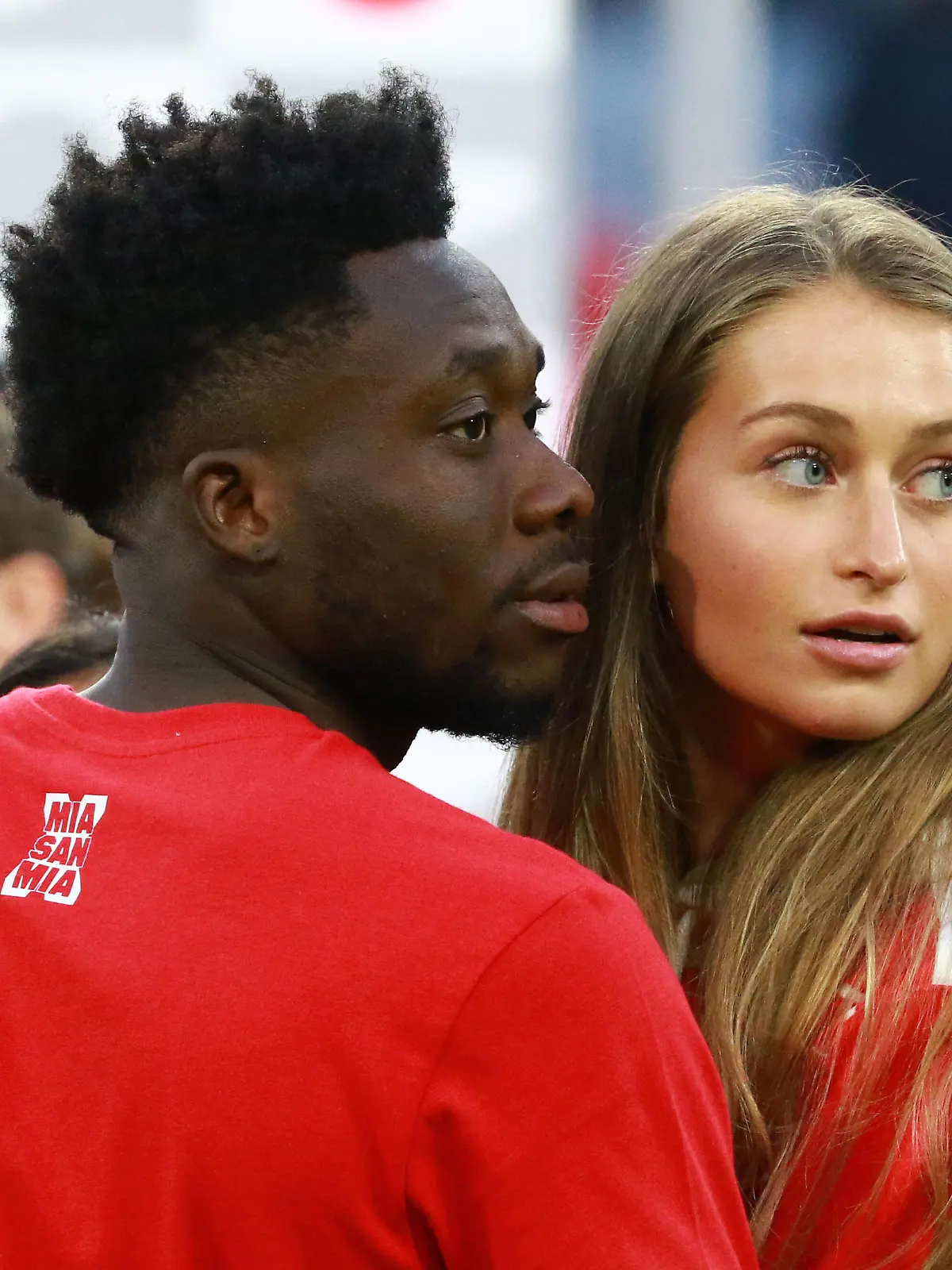  19 Alphonso Davies FCB Freundin Jordi Huitema, Jordyn Huitema, Feier auf dem Rasen, Deutscher Meister 2022 Fussball /1. BL / FC Bayern Muenchen - VfB Stuttgart / 08.05.2022 / Allianz Arena / FOTO: Mladen Lackovic / LakoPress *** 19 Alphonso Davies FCB girlfriend Jordi Huitema, Jordyn Huitema, celebration on the lawn, German champion 2022 Football 1 BL FC Bayern Muenchen VfB Stuttgart 08 05 2022 Allianz Arena PHOTO Mladen Lackovic LakoPress