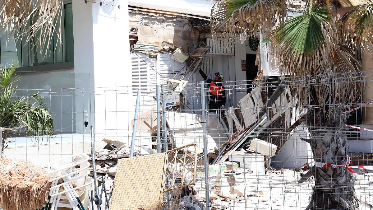 Restaurant Collapses Killing Four - Mallorca The place where the events occurred, on May 24, 2024, in Palma de Mallorca, Mallorca, Balearic Islands Spain. At least four people have died in the collapse of a building in Playa de Palma. At the moment, between 16 and 21 people have been injured of varying degrees, according to the latest updates provided by the emergency services. A possible overweight on the terrace of the collapsed building in Playa de Palma is probably what caused the collapse of the infrastructure. Below, in the basement, was located the dining area, which is where more victims have been found. Photo by Isaac Buj/Europa Press/ABACAPRESS.COM Palma de Mallorca, Majorca Bale Spain PUBLICATIONxNOTxINxFRAxESPxUKxUSAxBELxPOL Copyright: xEuropaxPress/ABACAx