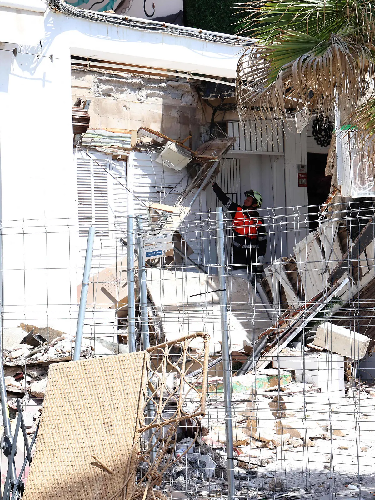 Restaurant Collapses Killing Four - Mallorca The place where the events occurred, on May 24, 2024, in Palma de Mallorca, Mallorca, Balearic Islands Spain. At least four people have died in the collapse of a building in Playa de Palma. At the moment, between 16 and 21 people have been injured of varying degrees, according to the latest updates provided by the emergency services. A possible overweight on the terrace of the collapsed building in Playa de Palma is probably what caused the collapse of the infrastructure. Below, in the basement, was located the dining area, which is where more victims have been found. Photo by Isaac Buj/Europa Press/ABACAPRESS.COM Palma de Mallorca, Majorca Bale Spain PUBLICATIONxNOTxINxFRAxESPxUKxUSAxBELxPOL Copyright: xEuropaxPress/ABACAx