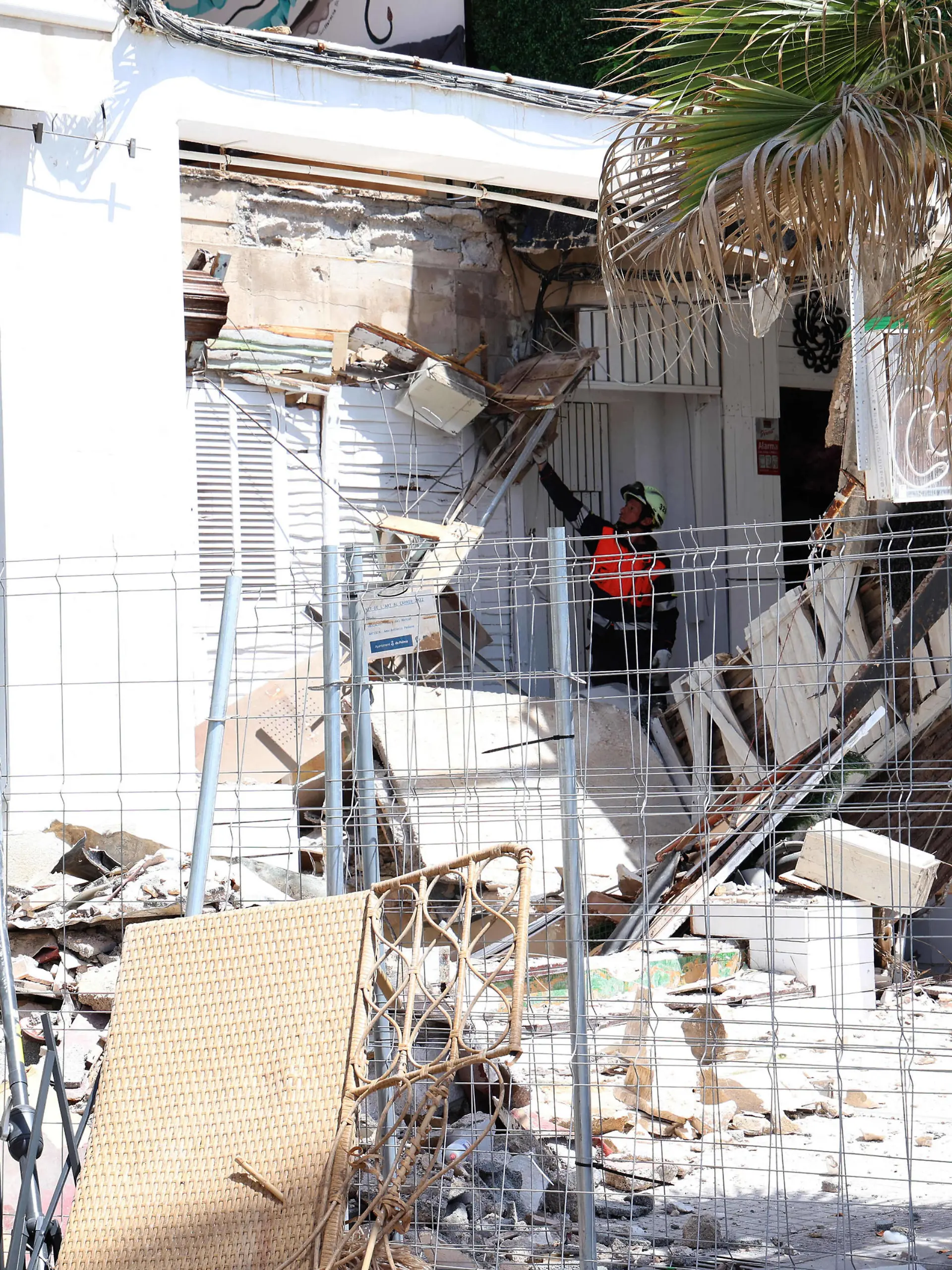 Restaurant Collapses Killing Four - Mallorca The place where the events occurred, on May 24, 2024, in Palma de Mallorca, Mallorca, Balearic Islands Spain. At least four people have died in the collapse of a building in Playa de Palma. At the moment, between 16 and 21 people have been injured of varying degrees, according to the latest updates provided by the emergency services. A possible overweight on the terrace of the collapsed building in Playa de Palma is probably what caused the collapse of the infrastructure. Below, in the basement, was located the dining area, which is where more victims have been found. Photo by Isaac Buj/Europa Press/ABACAPRESS.COM Palma de Mallorca, Majorca Bale Spain PUBLICATIONxNOTxINxFRAxESPxUKxUSAxBELxPOL Copyright: xEuropaxPress/ABACAx