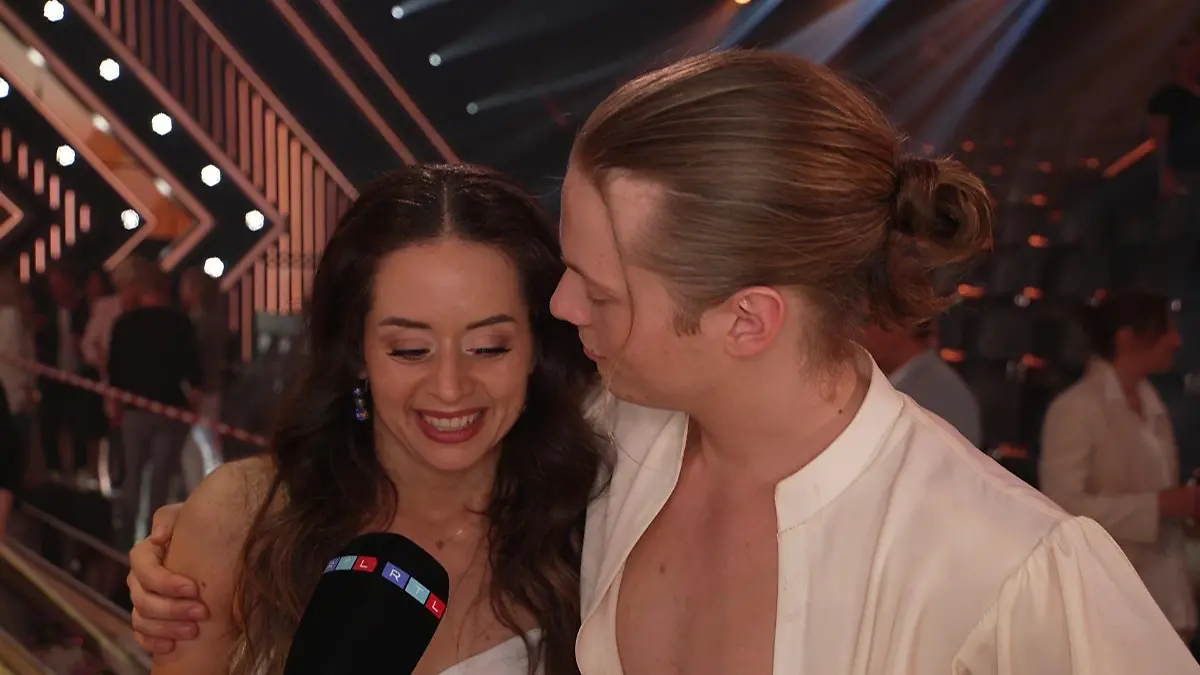Nach ihrem "Let's Dance"-Sieg werden Malika Dzumaev und Gabriel Kelly im RTL-Interview ganz emotional.