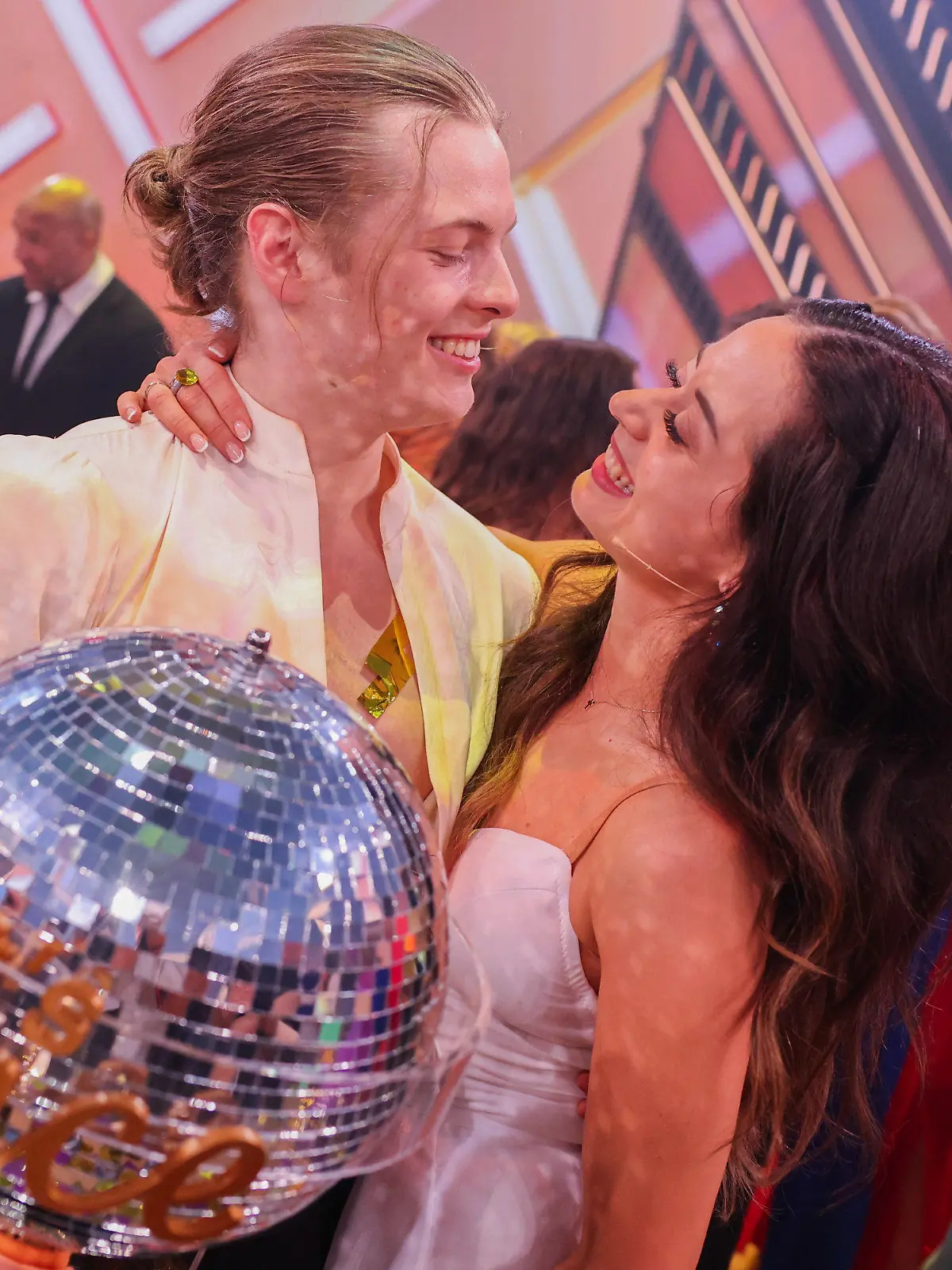 24.05.2024, Nordrhein-Westfalen, Köln: Der Finalist Gabriel Kelly, Sänger, freut sich mit Malika Dzumaev, Profitänzerin, im Finale der 17. Staffel der RTL-Tanzshow ·Let's Dance· im Coloneum mit dem Pokal in der Hand über den Sieg und den Titel "Dancing Star 2024". Foto: Rolf Vennenbernd/dpa +++ dpa-Bildfunk +++