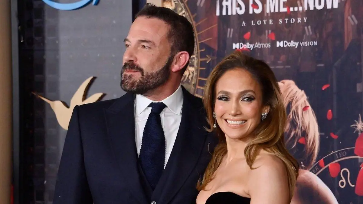 So half Ben Affleck Jennifer Lopez bei ihrer Rolle in "Atlas"